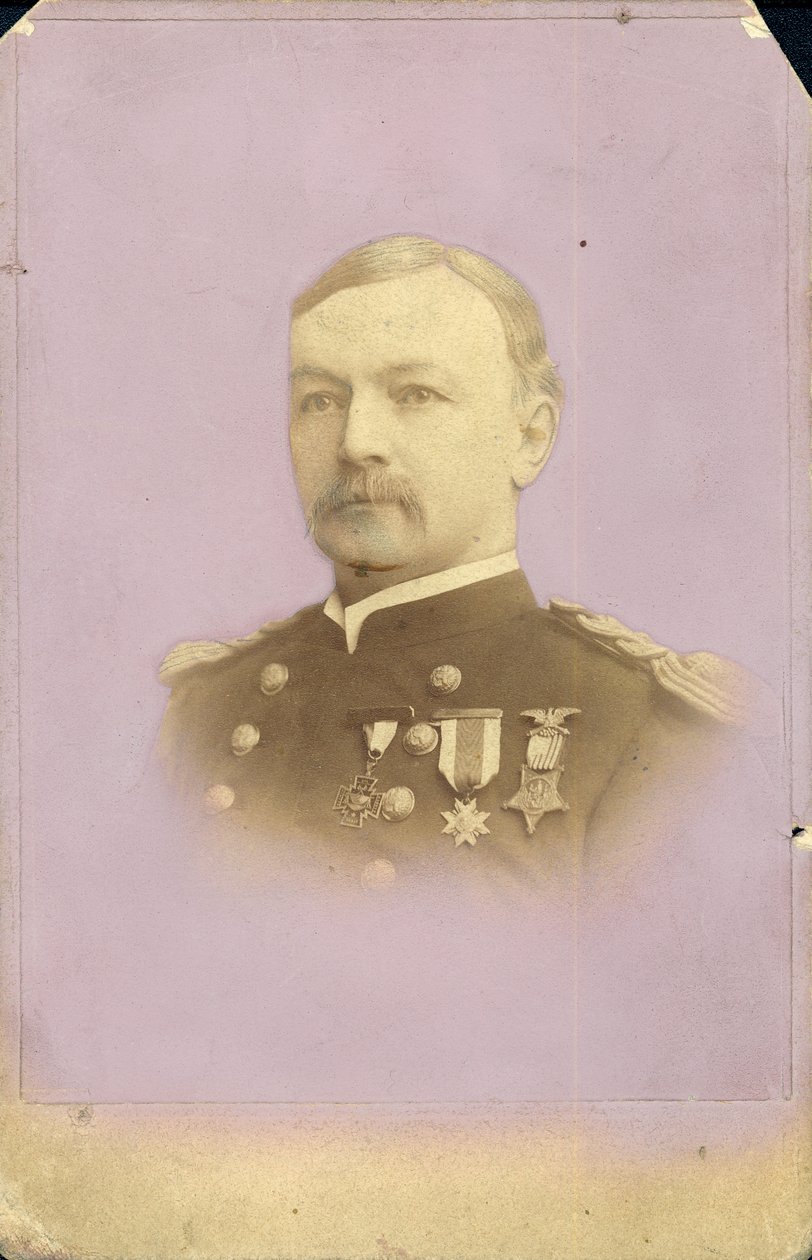 Poprsí portrét Gilberta C. Smithe v uniformě s medailemi od G.D. Morse