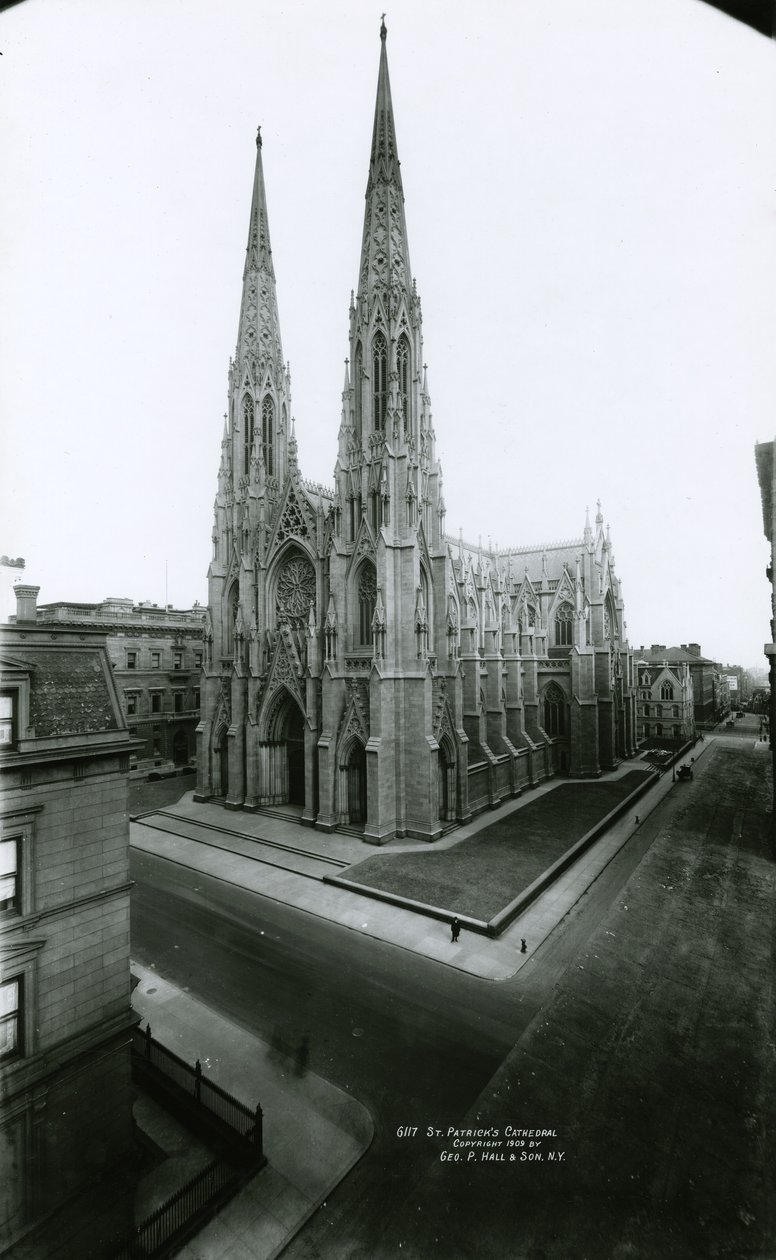 Katedrála svatého Patrika, Fifth Avenue, 1909 (černobílá fotografie) od G.P. Hall und Sohn