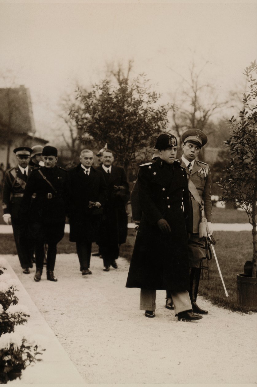 Album "MVSN- Blackshirts": Galeazzo Ciano v uniformě generála milice v Budapešti (černobílá fotografie) od G.Y. Schaffer