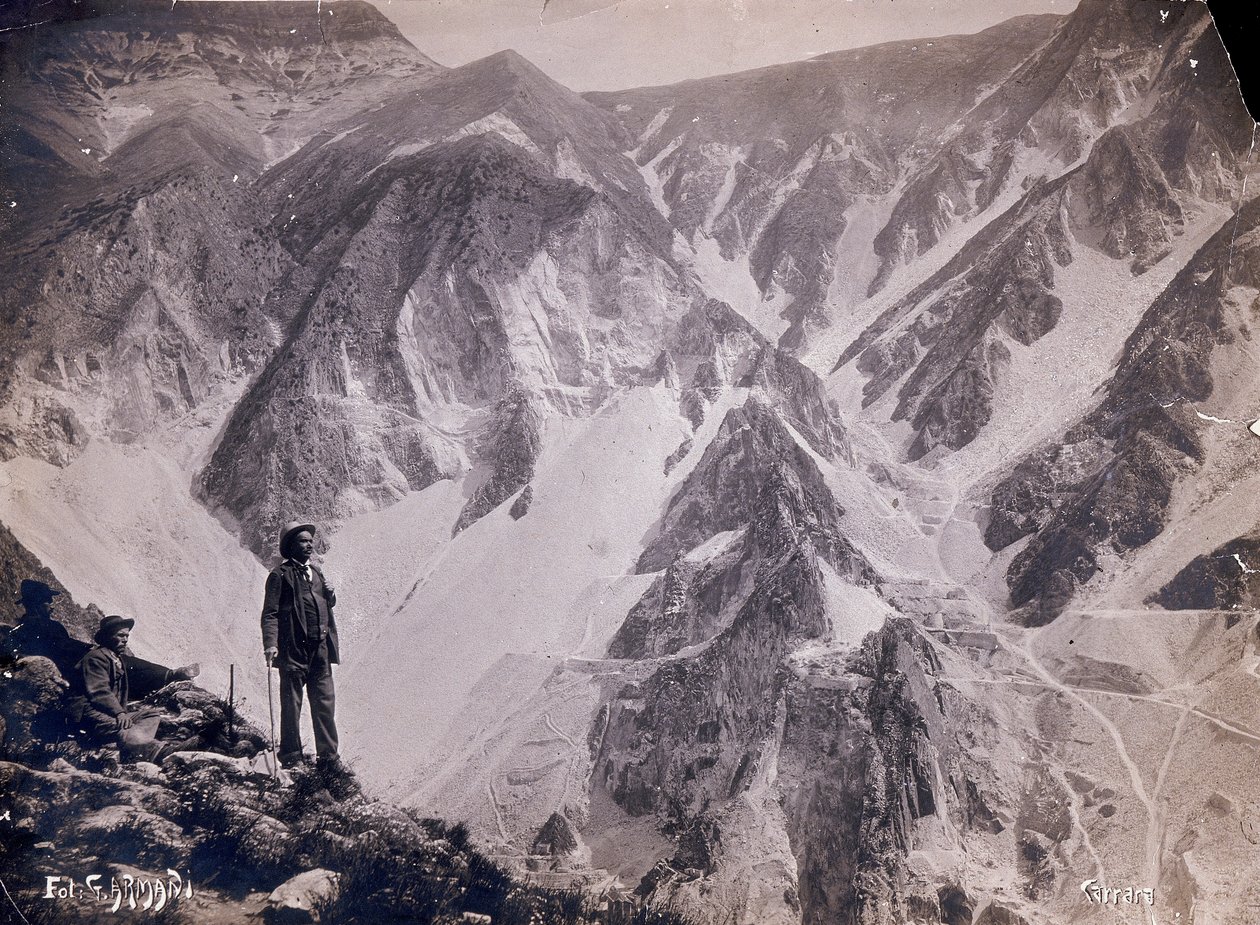 Pohled na Apuánské Alpy s mramorovými lomy. V popředí se objeví několik mužů obdivujících výhled. (černobílá fotografie) od G. Armani