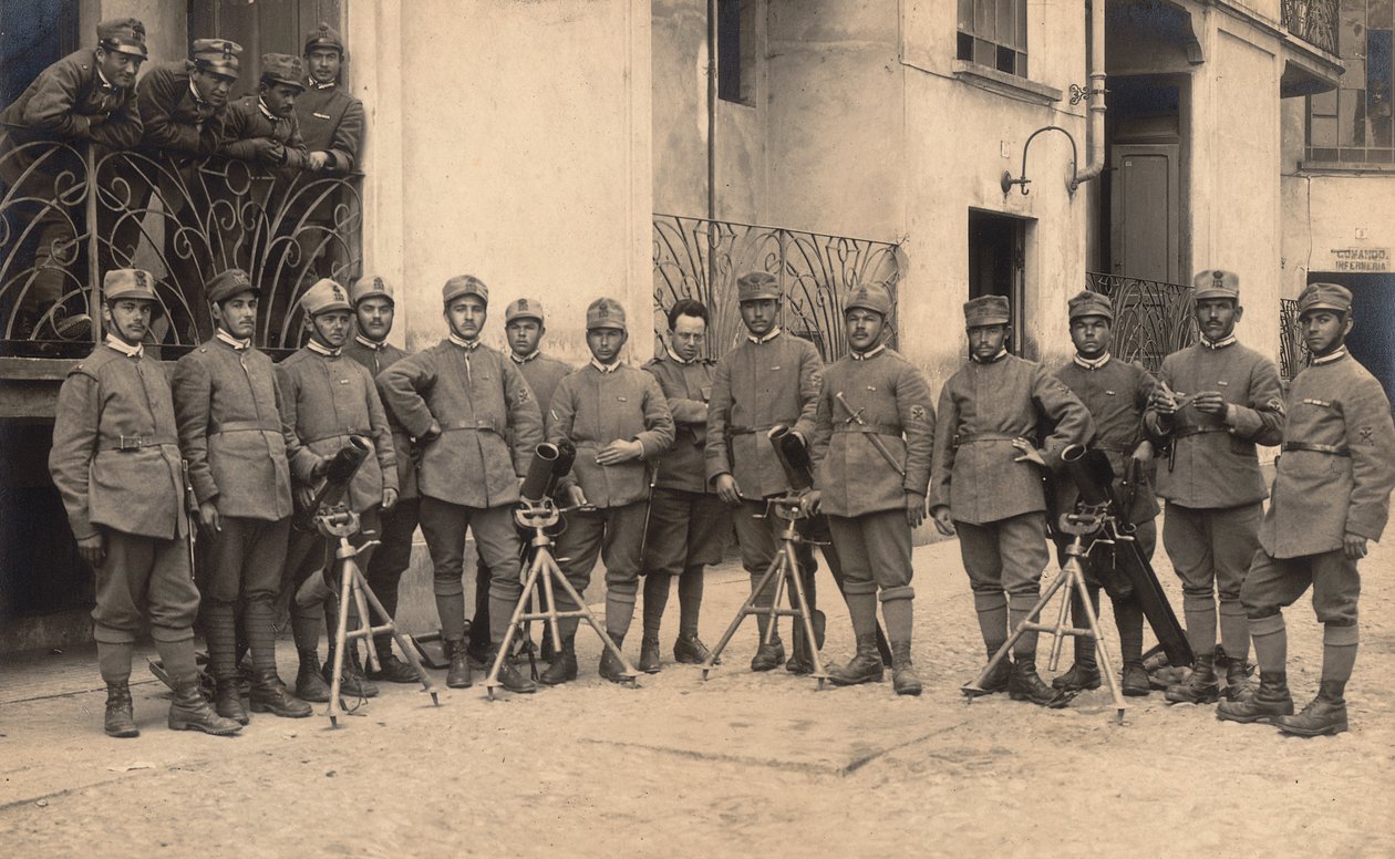 Album "The GM R. Army (World War I)": Vojáci 152. pěšího pluku - rota "Workers at launch of bomb", s minomety "Stokes" (čb foto) od G. Fagnano