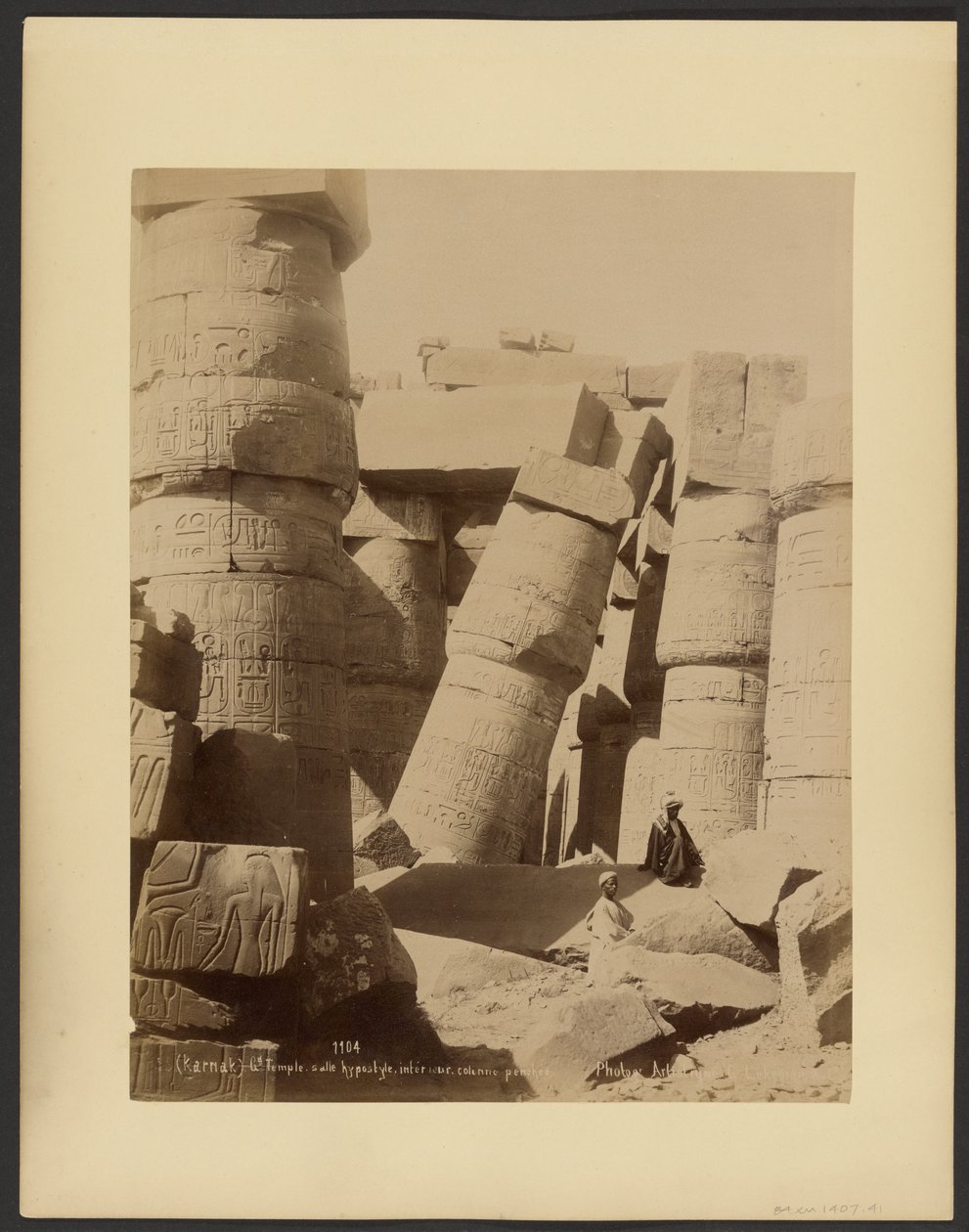 (Karnak) Gd. Chrám, hypostylová hala, interiér, opřený sloup od G. Lekegian