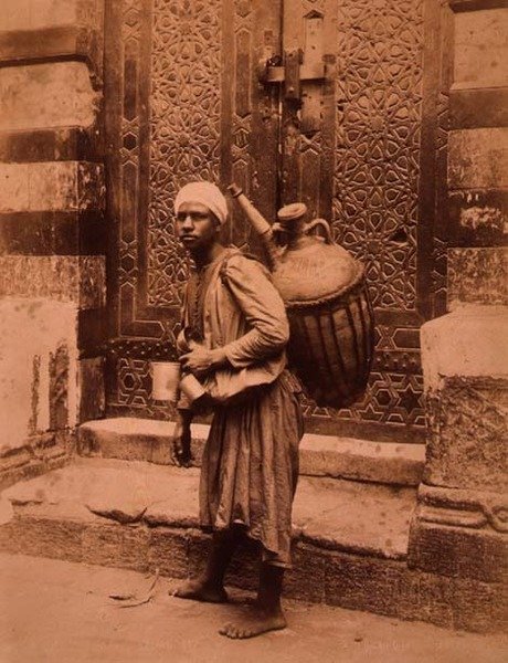 Egyptský nosič vody (sépiová fotografie) od G. Lekegian