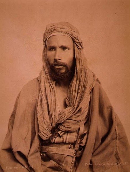 Portrét egyptského beduína (sépiová fotografie) od G. Lekegian