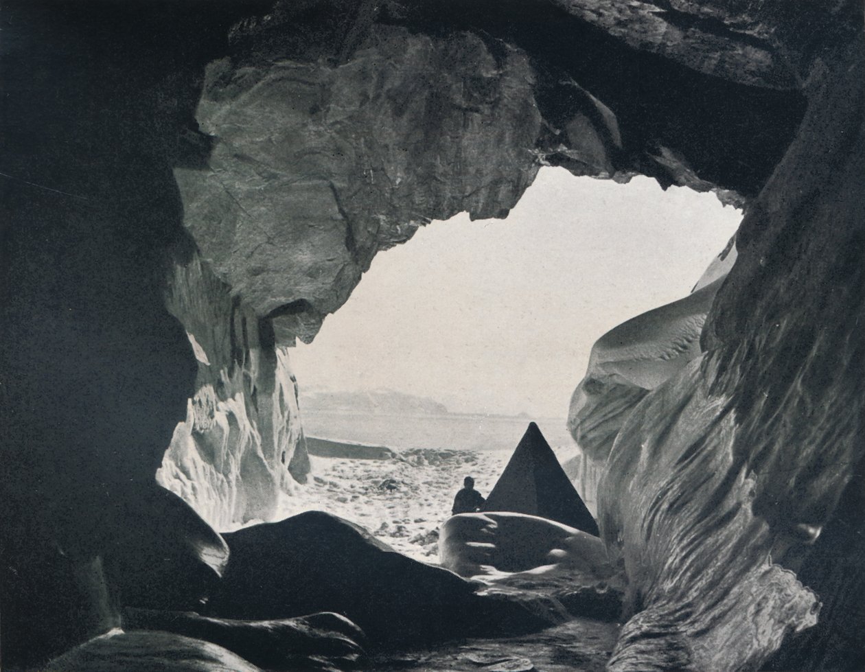 Tábor v jeskyni pod Penelope Point, 1912, 1913 od G. Murray Levick