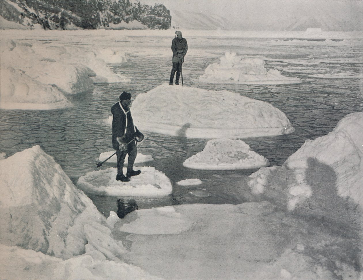 Campbell a Priestley Afloat on Pancake Ice, 1912, 1913 od G. Murray Levick