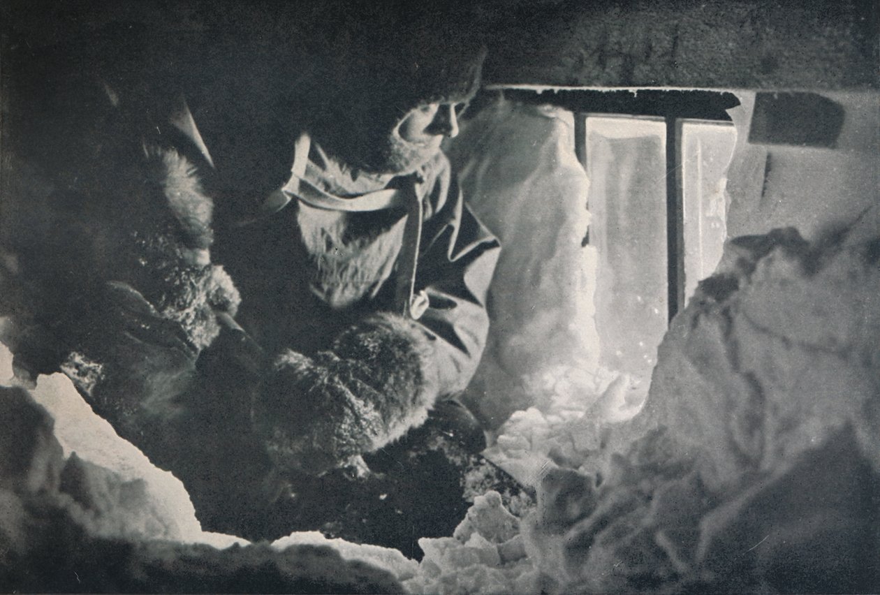 Odstraňování úletu z Window of Hut na mysu Adare, c1911, 1913 od G. Murray Levick