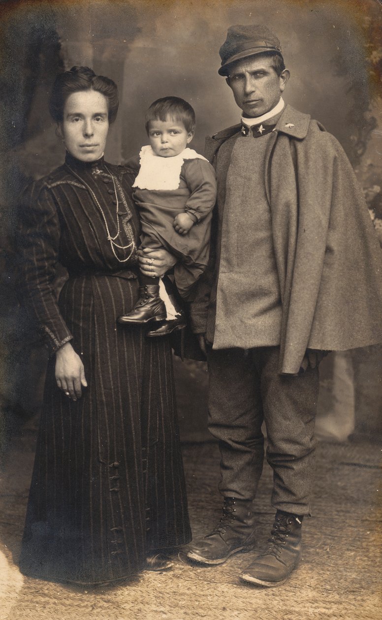 Pohlednice s vojákem pěchoty, střelcem, ve válečné uniformě s rodinou, 16031917 od G. Negri