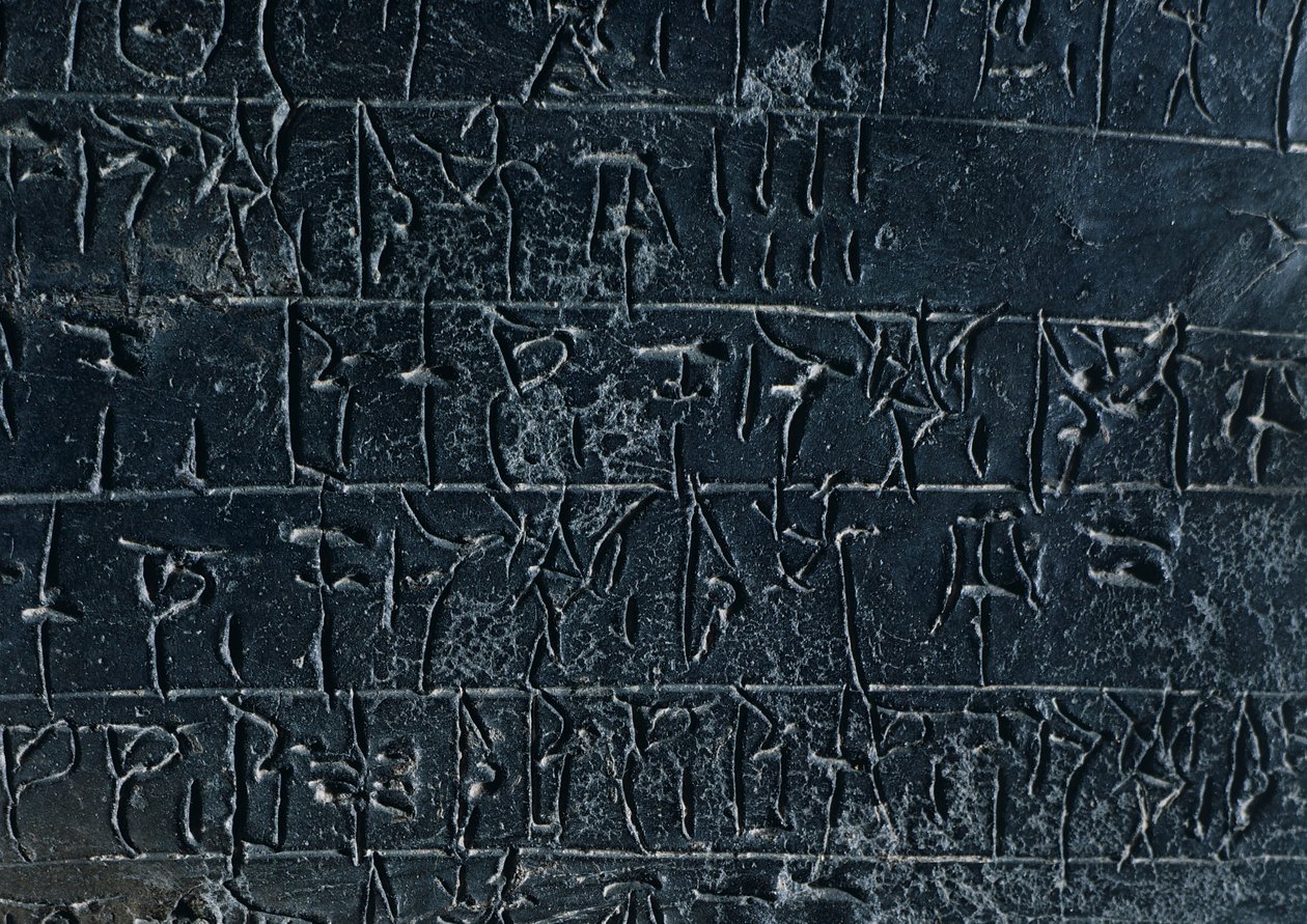 Terracotta Tablet z archivu Nestor Palace v Pylos (Řecko). Detail: Nápis v lineární B. MyCenaean Civilization, CA 13. století před naším letopočtem. od Gabriele Bella