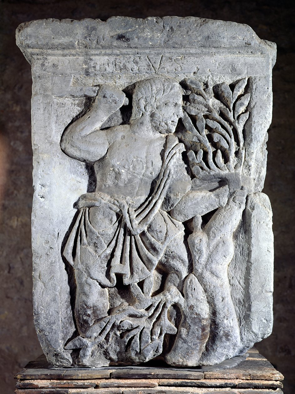 Hlavní město sloupu Nautes zobrazující Esuse, jak řeže jmelí, 14–37 našeho letopočtu od Gallo Roman