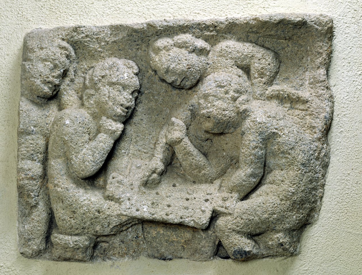 Putti hraje latronculi (kameny) od Gallo Roman