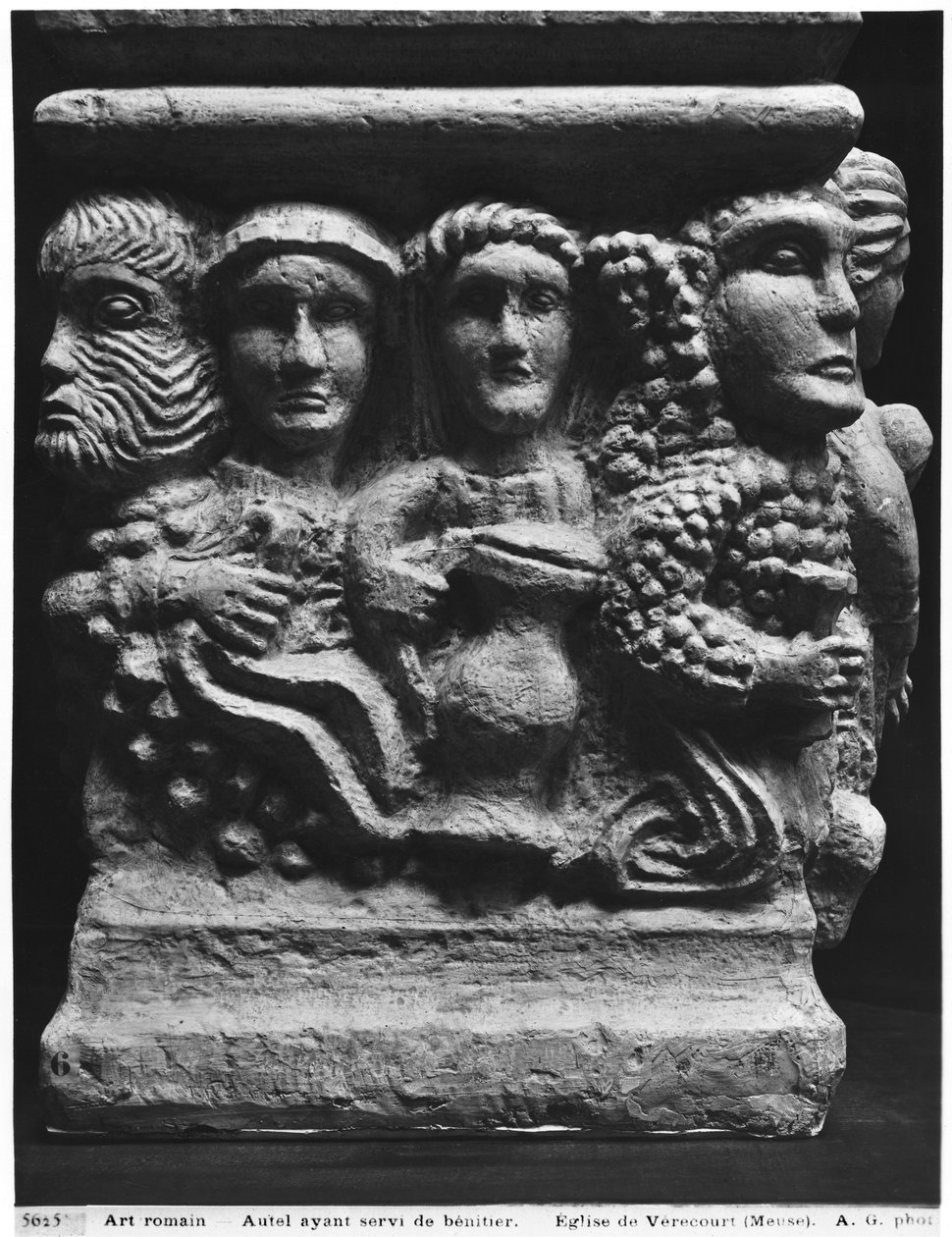 Přední strana oltáře použitá jako písmo zobrazující hlavy, z kostela Vericourt, Meuse (sádrový odlitek) od Gallo Roman