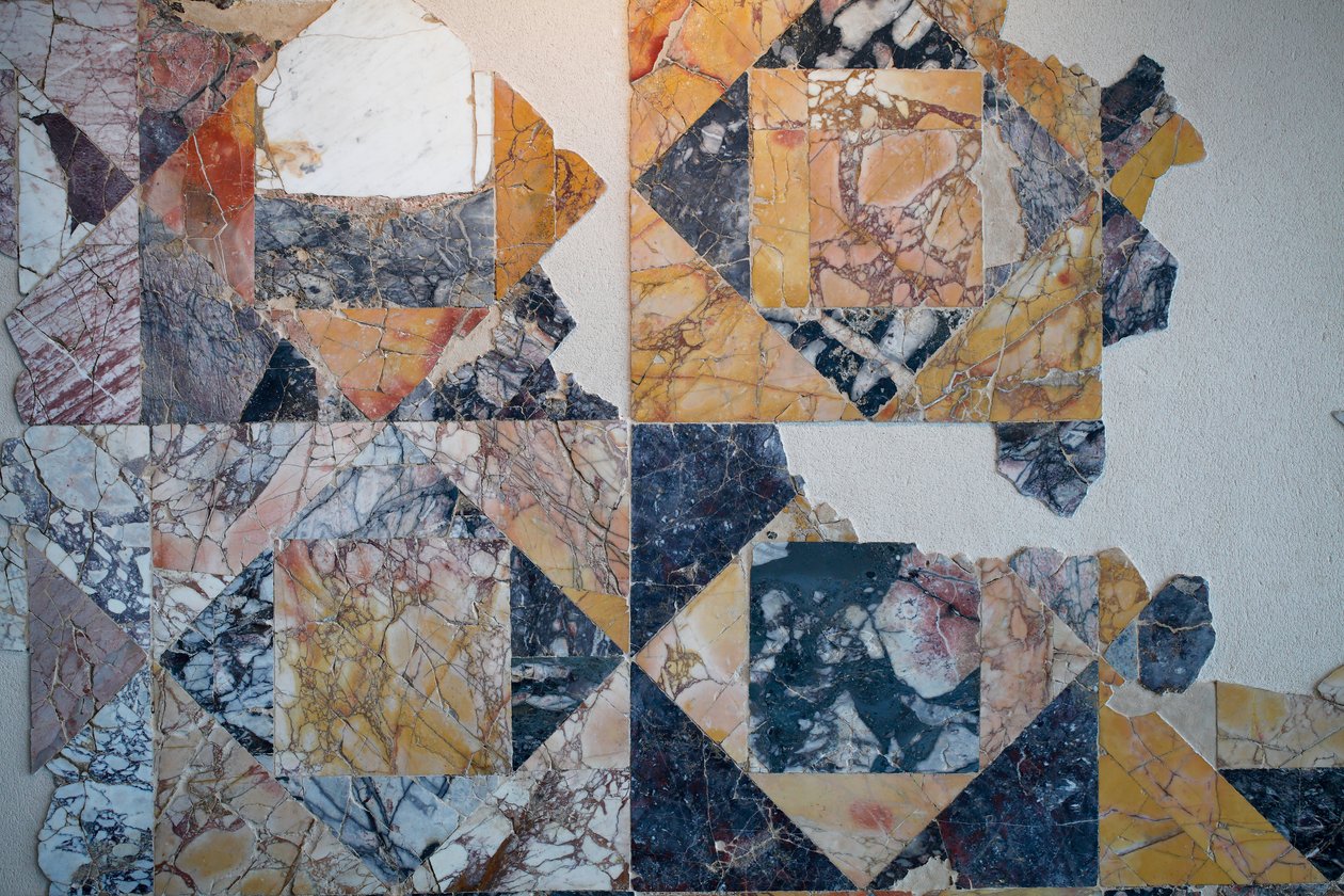 Mramorová dlažba v opus sectile z římské veřejné památky od Gallo-Roman
