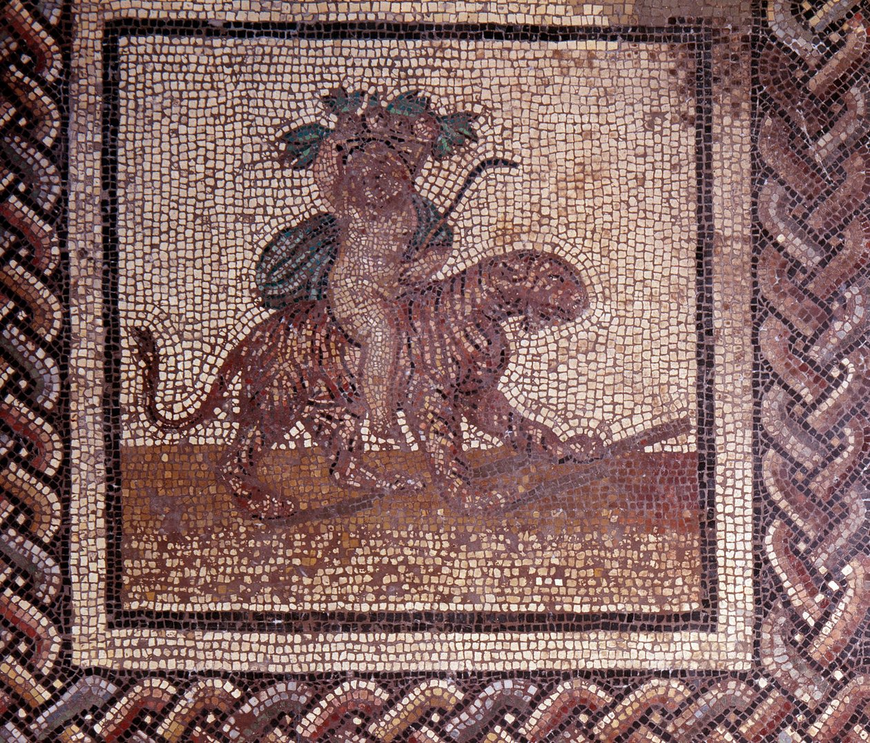 Gallo Roman Art: mozaiková dlažba představující rustikální kalendář. Alegorie podzimu sedící na tygrovi. Konec 2., začátek 3. století po JC. Ze Saint-Romain-en-Gal (Rhone). Saint Germain en Laye, Národní muzeum archeologie od Gallo Roman