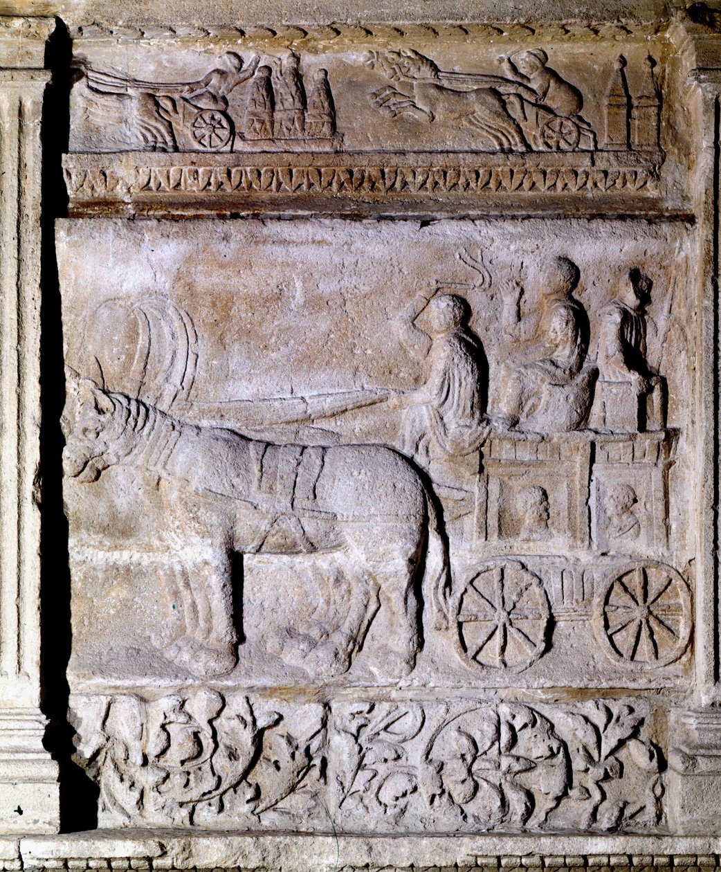 Nízký reliéf z galsko-římského období zobrazující vůz vystřelený koňmi a vezoucí cestující. Avignon, Musee Calvet od Gallo Roman Gallo Roman