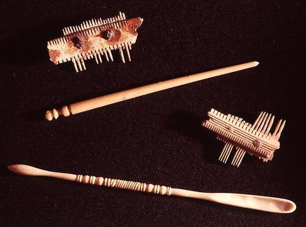 Dva hřebeny, sponka do vlasů a lžička na líčení (kost) od Gallo Roman Gallo Roman