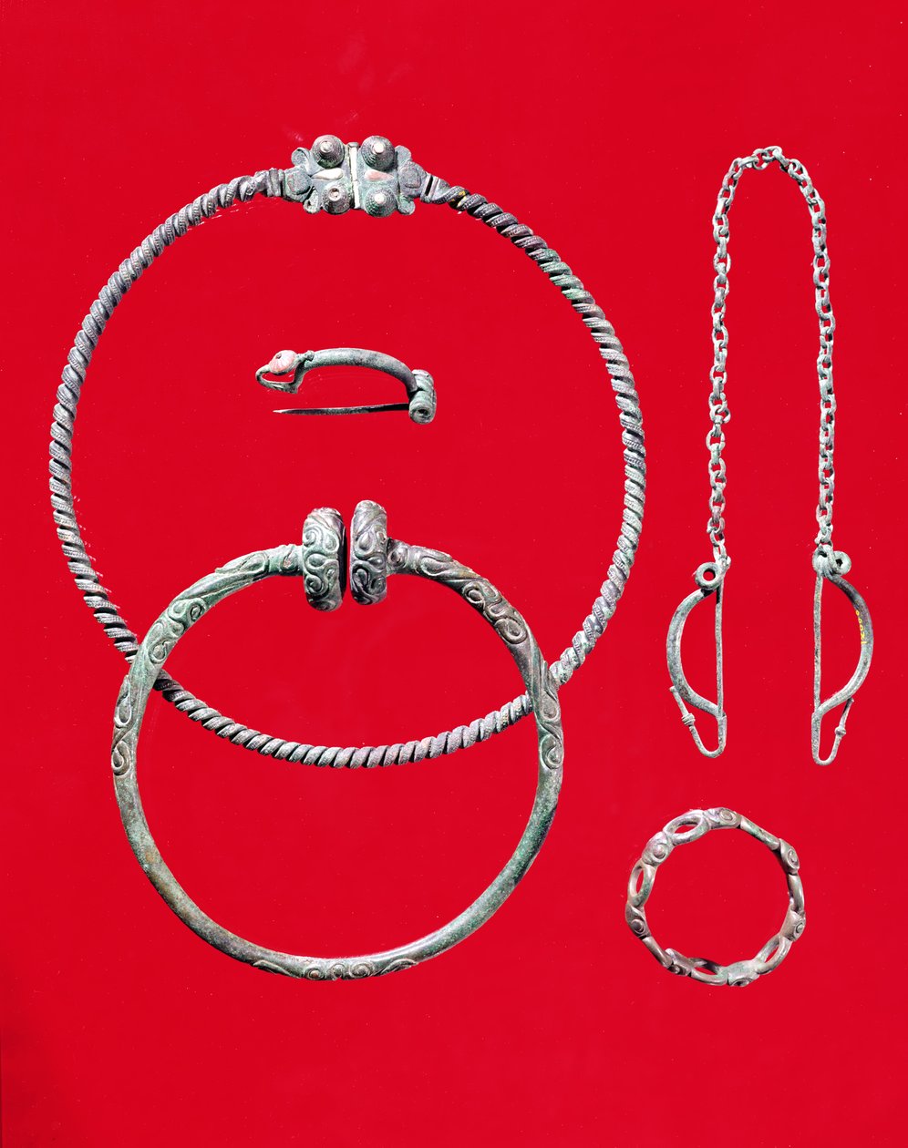 Výběr šperků, včetně brože z Saint-Etienne-au-Temple, Marne, Tene I, cca 475-300 př.nl (bronz) od Gaulish