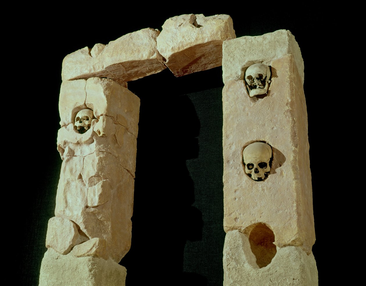 Dveře s lebkami, ze svatyně Roquepertuse, Gaule, civilizace La Tene II (3.-2. století před naším letopočtem) od Gaulish