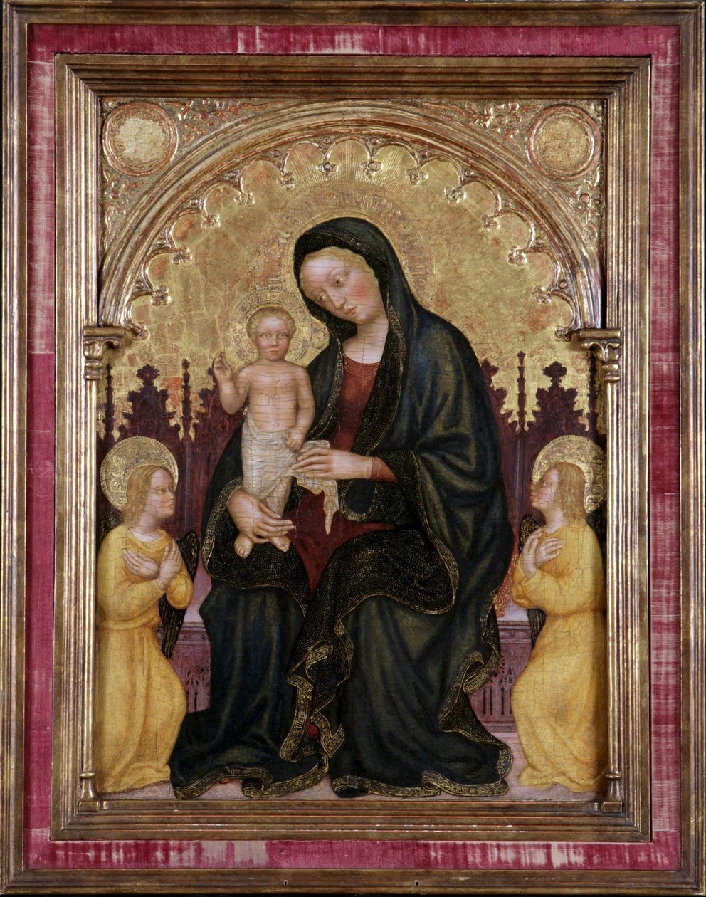 Na trůn Madona s dítětem se dvěma anděly od Gentile da Fabriano