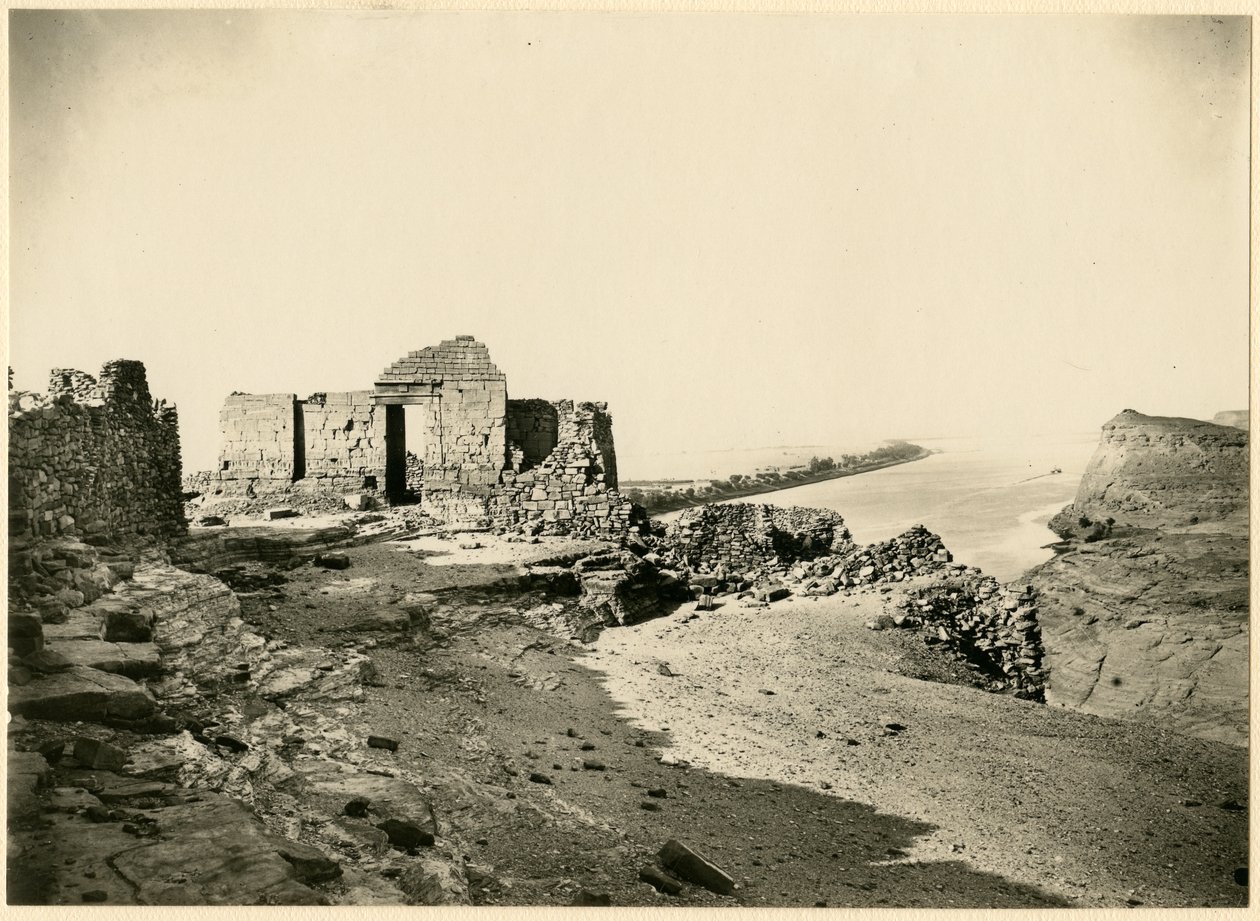 Ruiny chrámu, s Nilem v pozadí, Qasr Ibrim, Egypt, fotografie Georg Steindorff, cca 1930 od Georg Steindorff