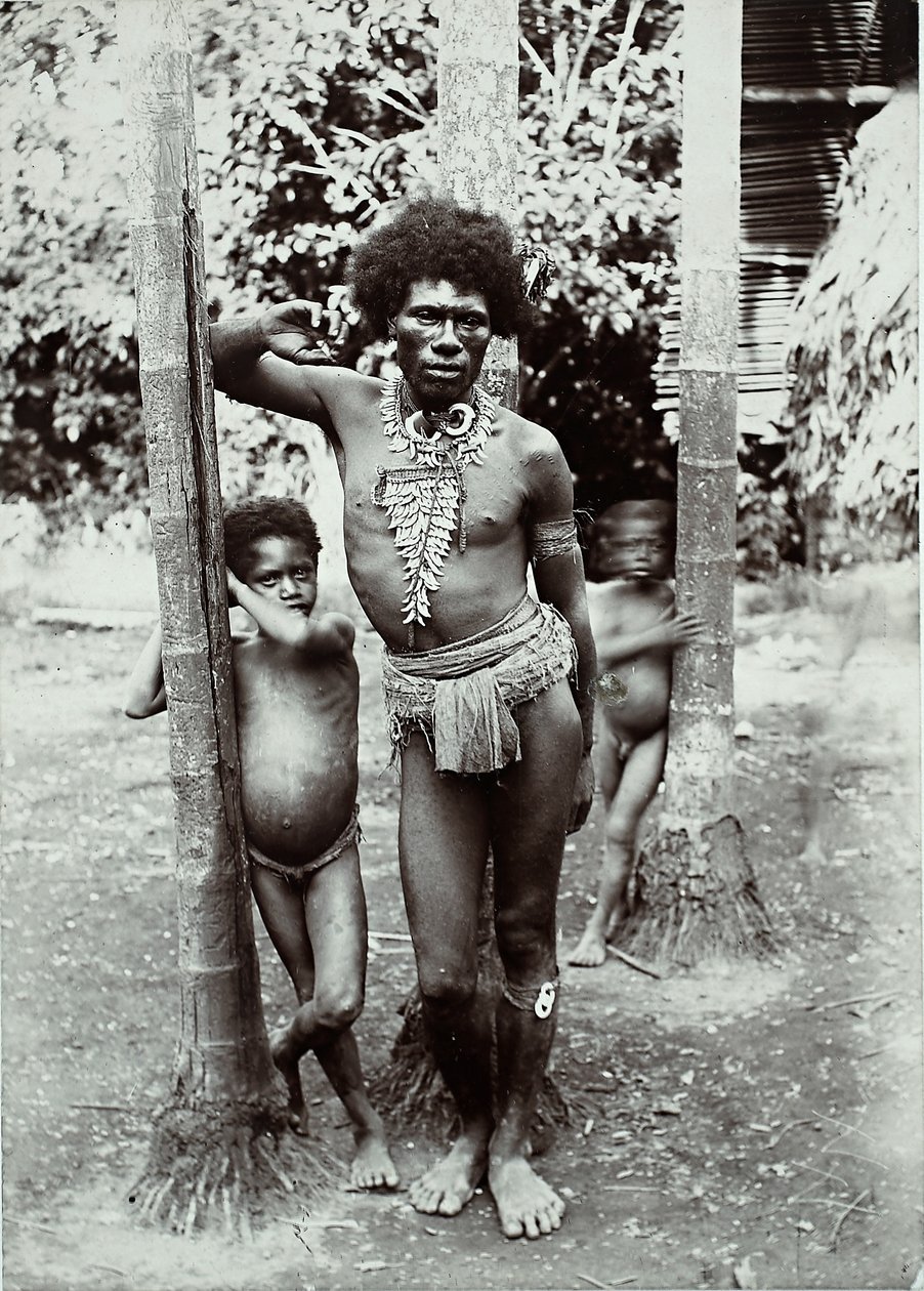 Muž a dvě děti, Papua Nová Guinea, 1899 (želatinový stříbrný tisk) od George Brown