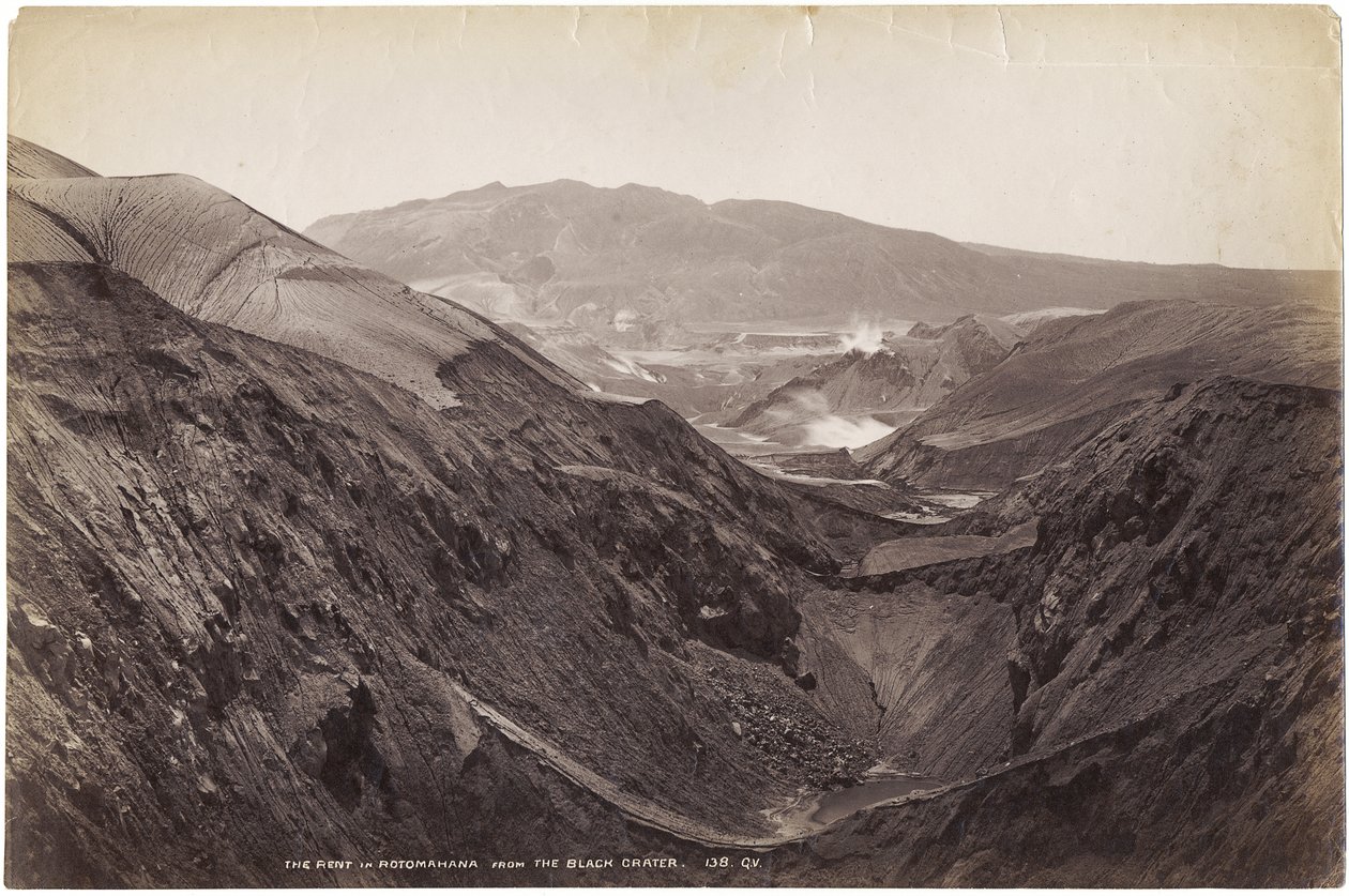 Rent in Rotomahana from the Black Crater, listopad-prosinec 1886 (tisk alba) od George Dobson Valentine