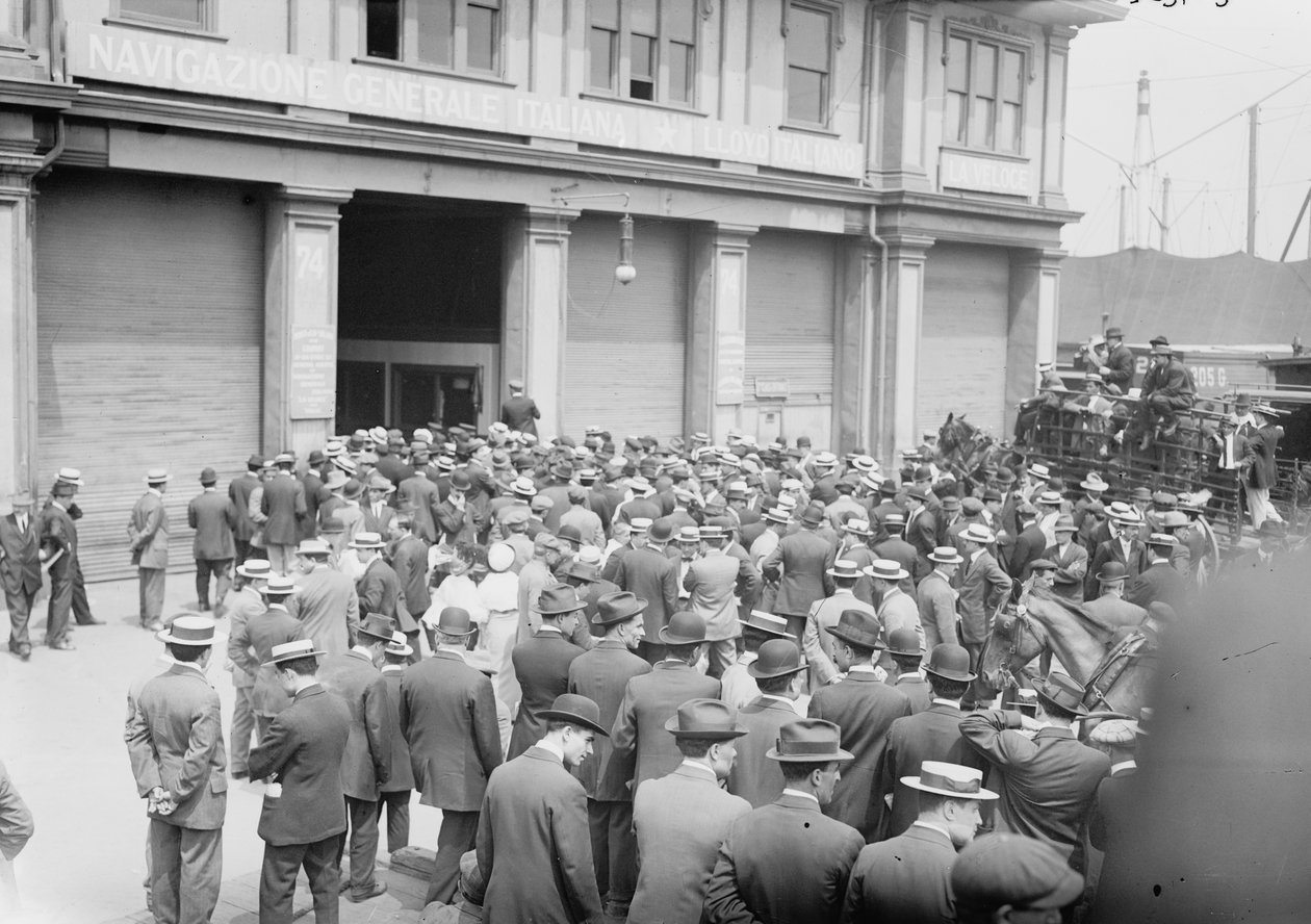 Skupina čekající na příjezd bývalého starosty Říma Ernesta Nathana z Neapole na palubě parníku Stampalia, New York City, 25. května 1914 od George Grantham Bain