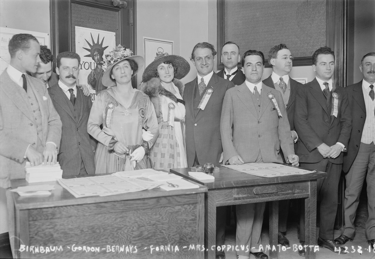 Operní pěvci a hudebníci otevřeli kancelář Operatic Liberty Loan Offices v Aeolian Hall, New York City, 1917 od George Grantham Bain