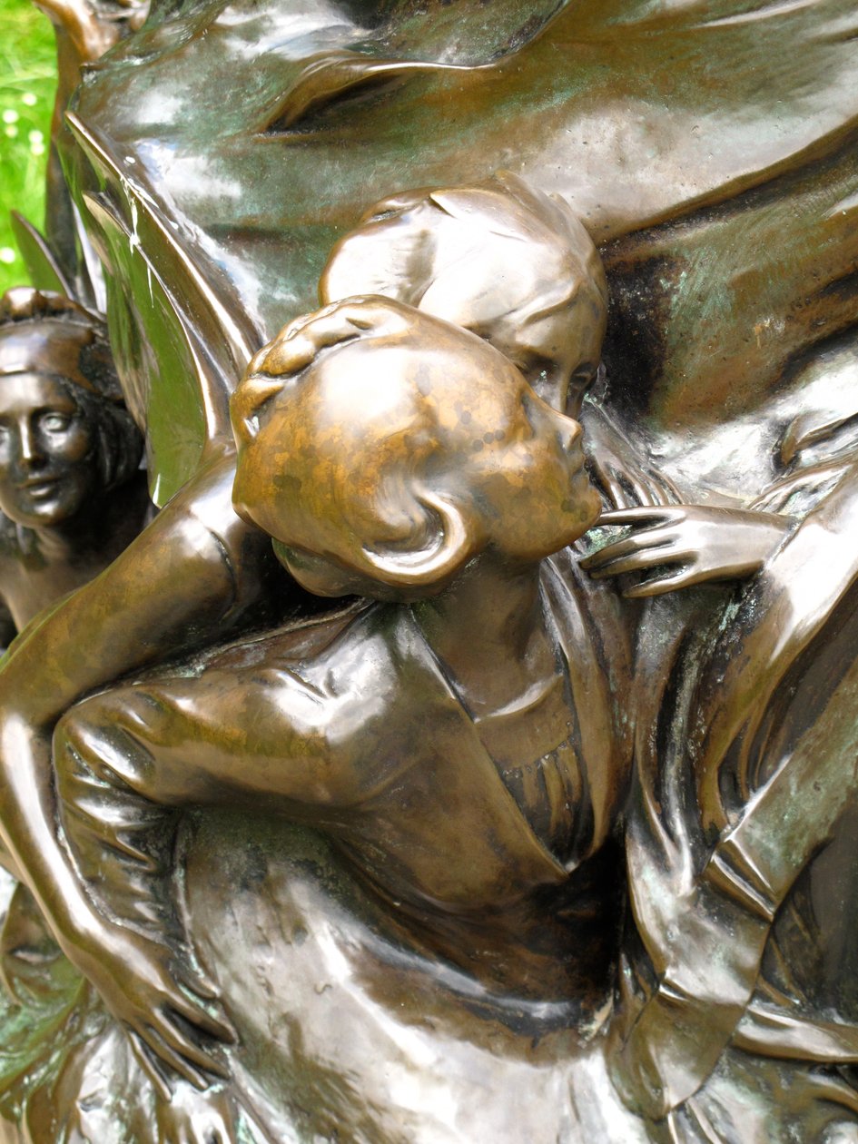 Víly, detail ze sochy Petra Pana, 1912 (bronz) od George James Frampton
