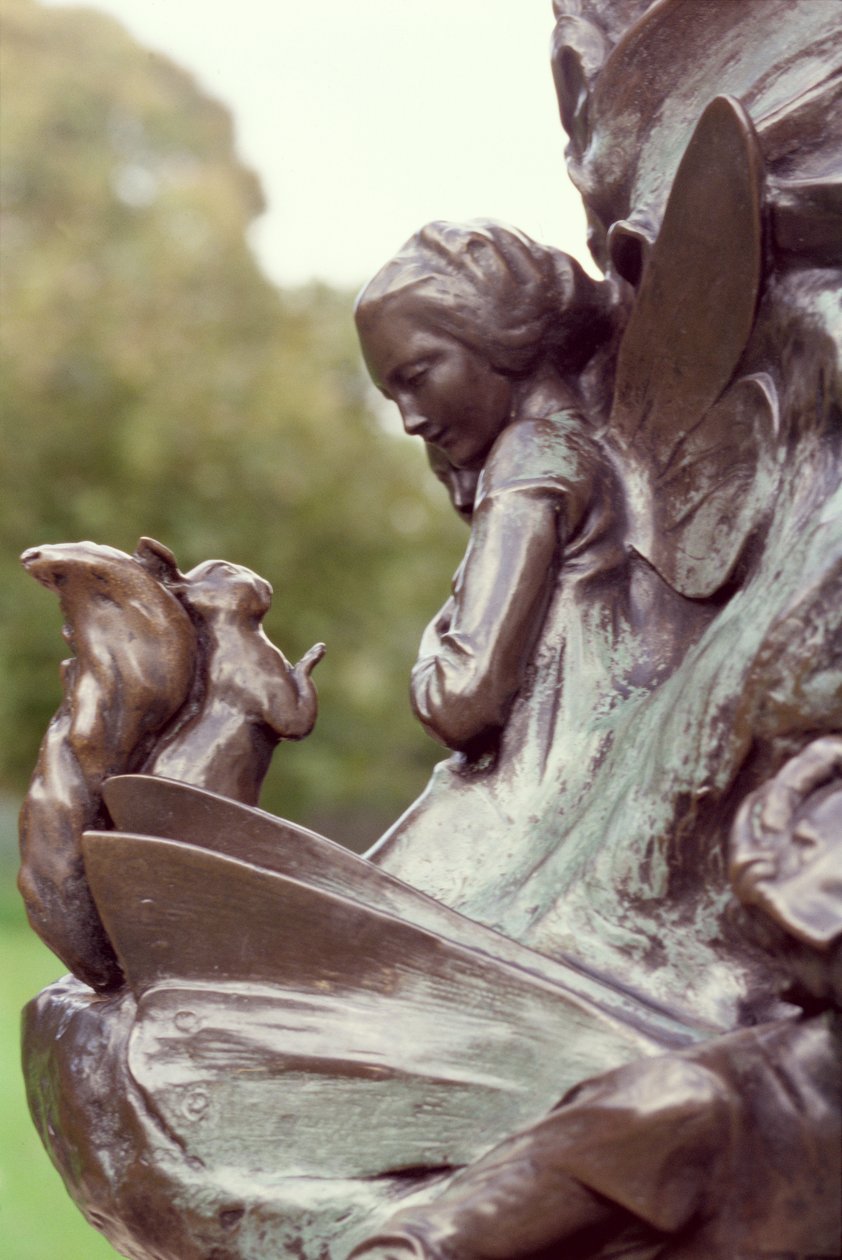 Víla a veverka, detail ze sochy Petra Pana, 1912 (bronz) od George James Frampton