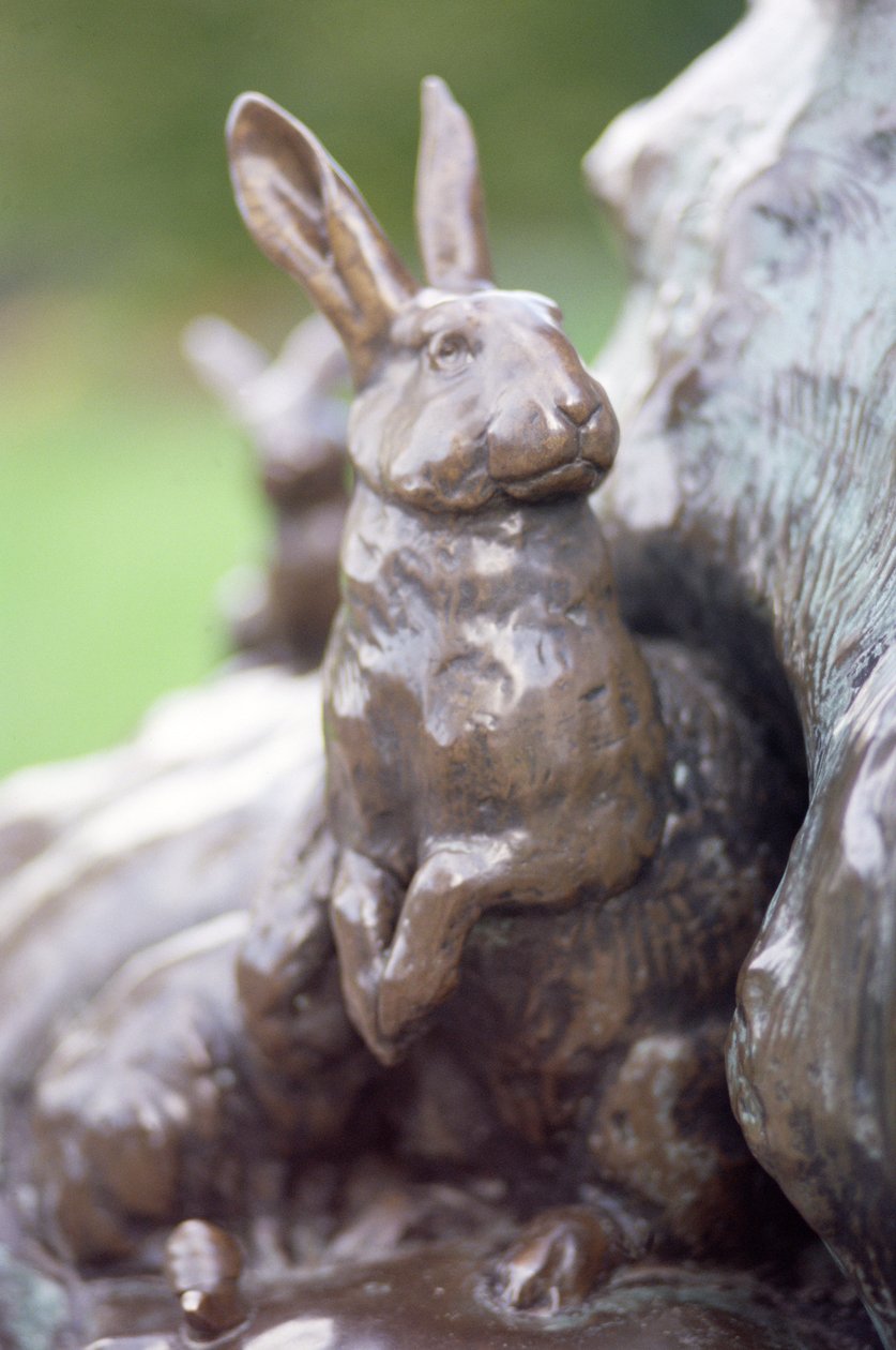 Králík, detail ze sochy Petra Pana, 1912 (bronz) od George James Frampton