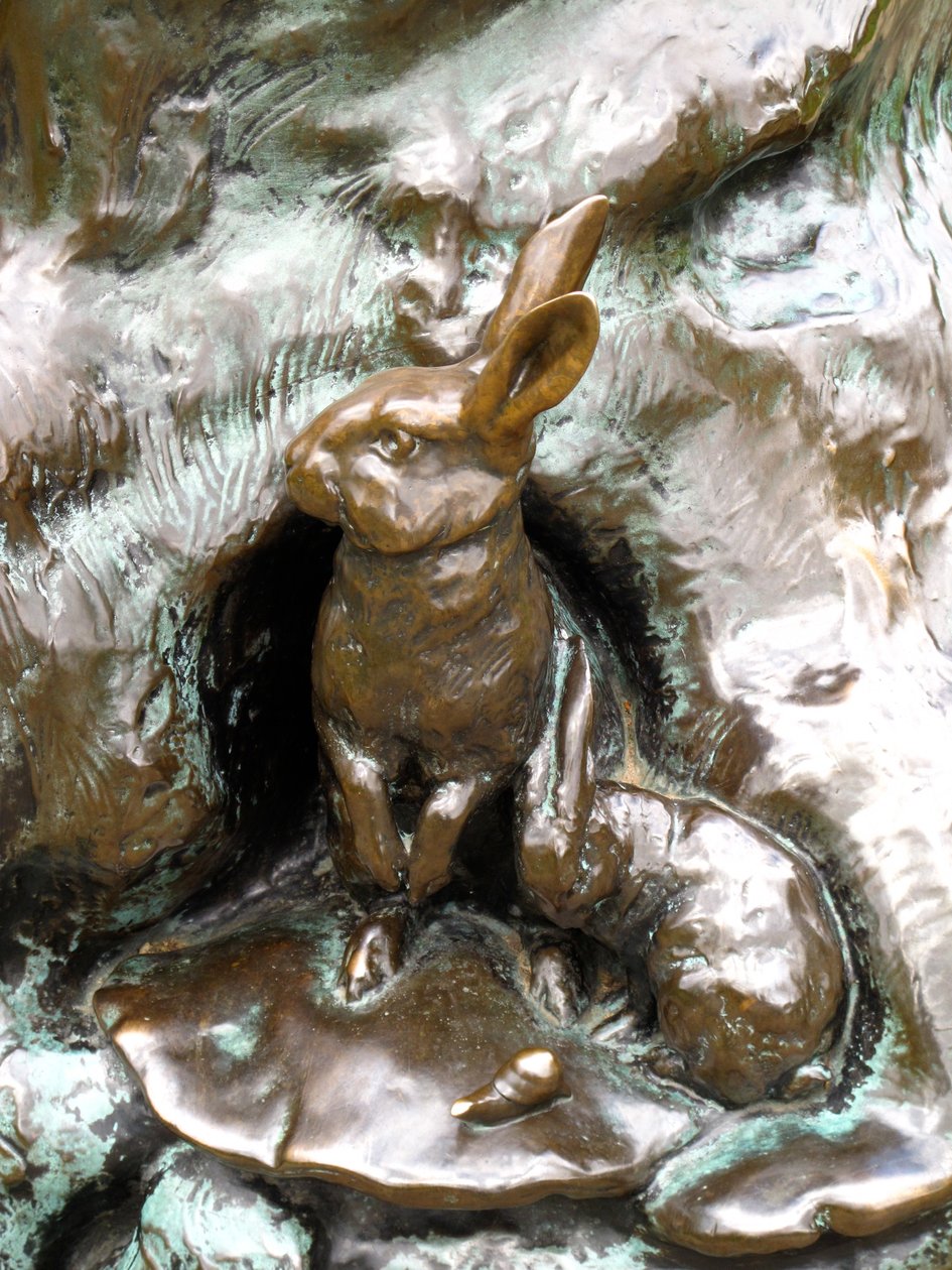 Králíci, detail ze sochy Petra Pana, 1912 (bronz) od George James Frampton