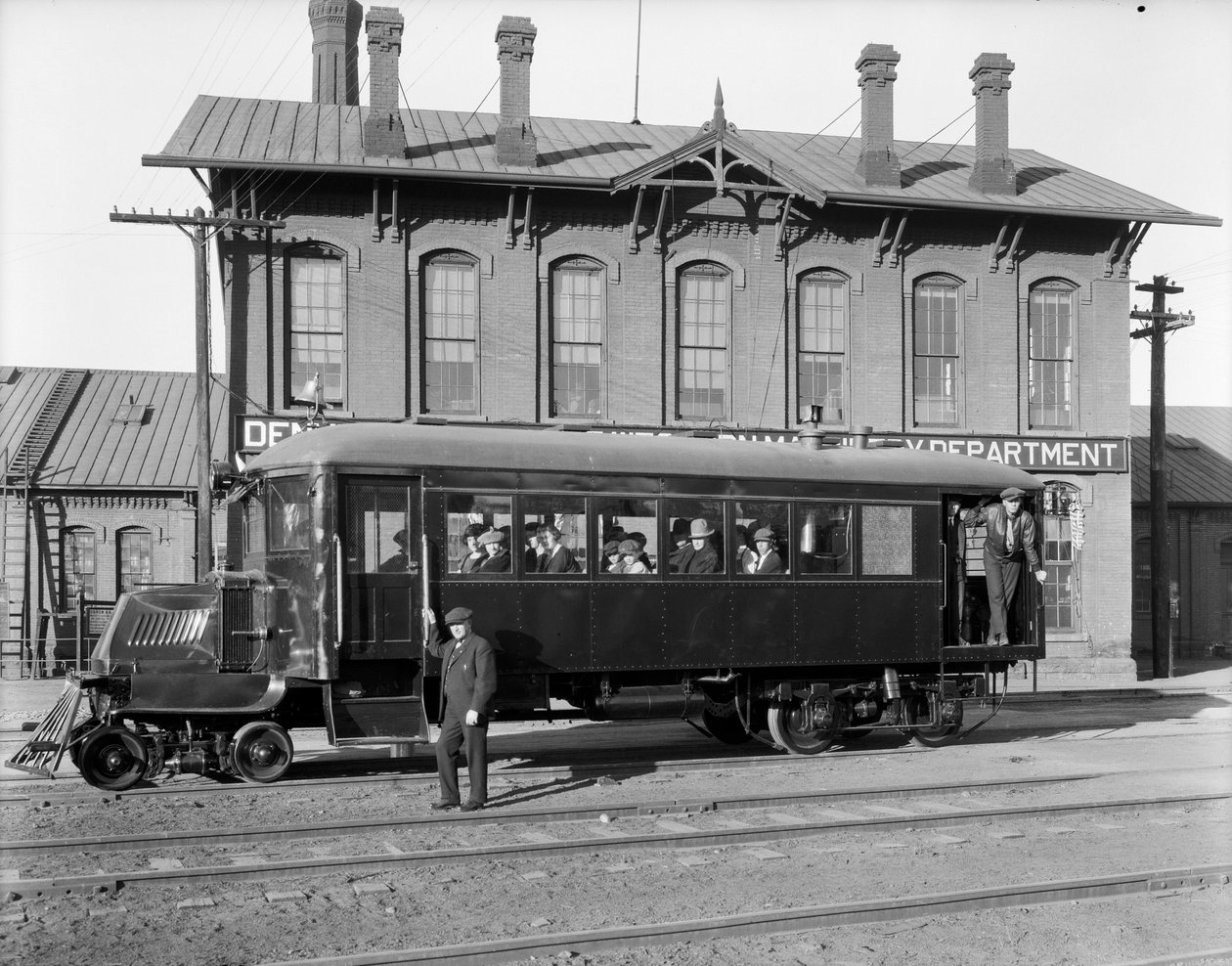 Mack railbus na zkoušce v DundRGW Burnham Shops, 1926 od George Lytle Beam