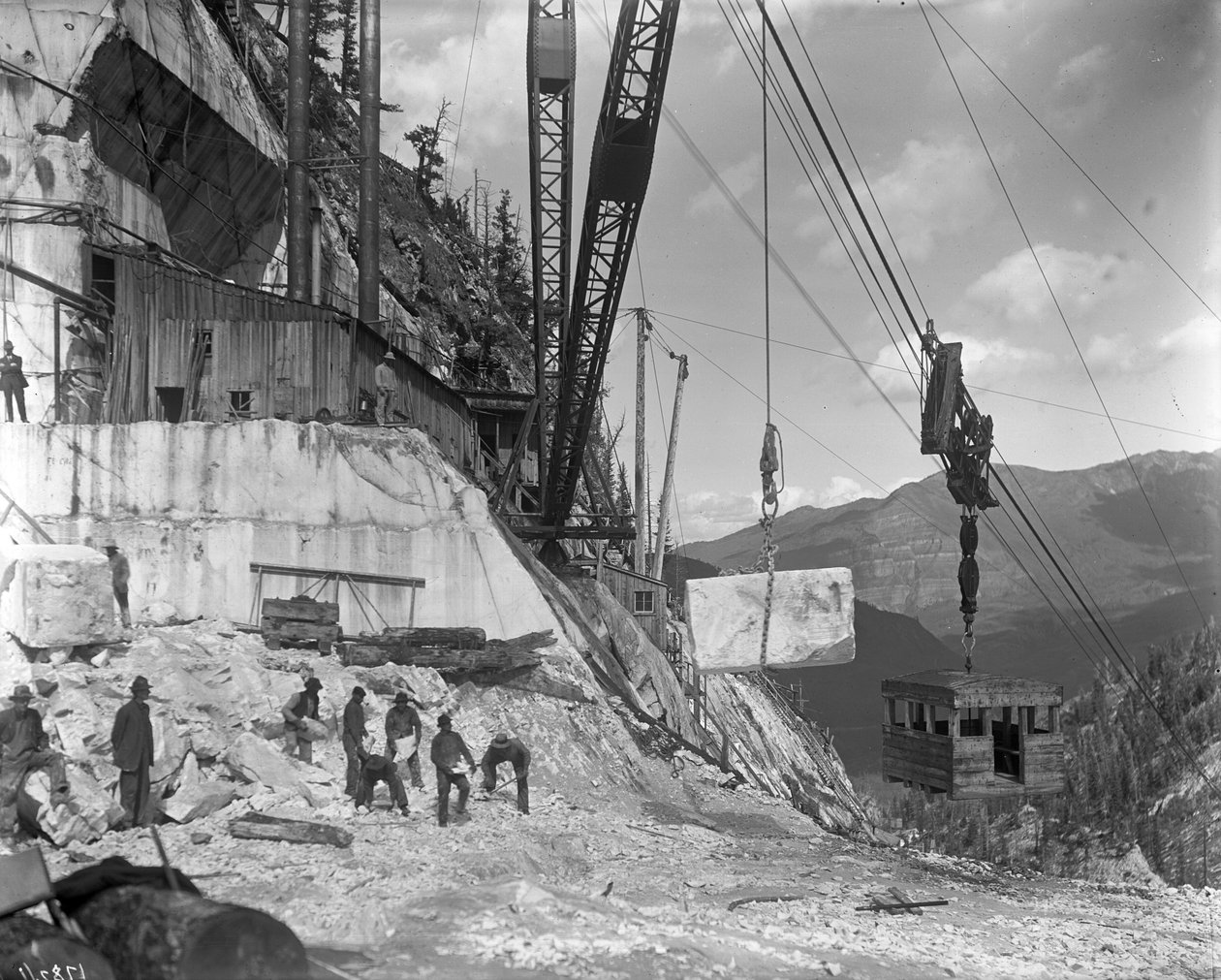 Yule lom – jeřáb a zařízení elektrárny Yule Marble Co., poblíž ústí Yule Creek, jižně od Marble, Colorado, kolem roku 1910 od George Lytle Beam