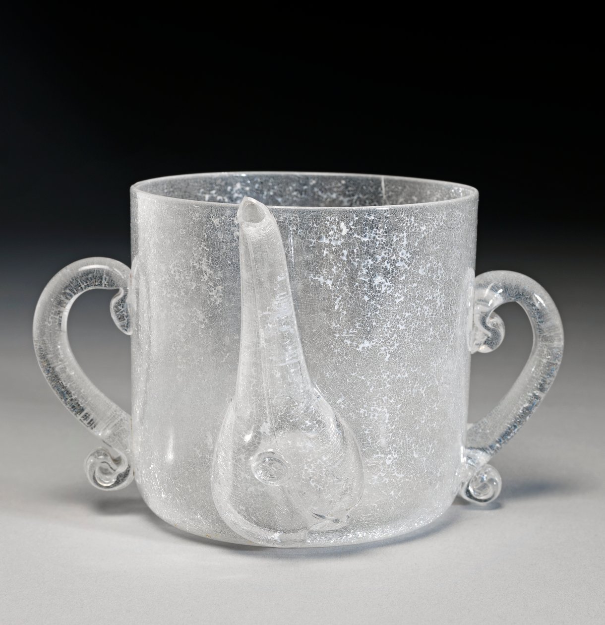 Posset Pot (foukané olověné sklo) od George Ravenscroft