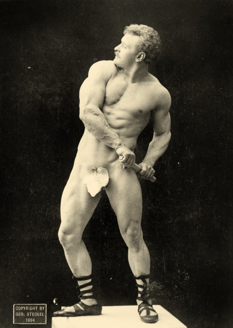 Eugen Sandow tasí svůj meč v klasické starověké řecko-římské póze, kolem roku 1894 od George Steckel