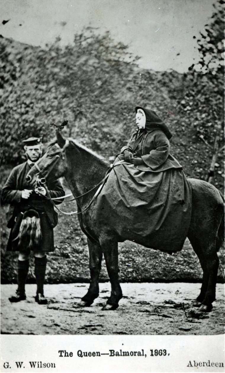 Královna Viktorie (1819-1901) na koni v Balmoralu , 1863 od George Washington Wilson