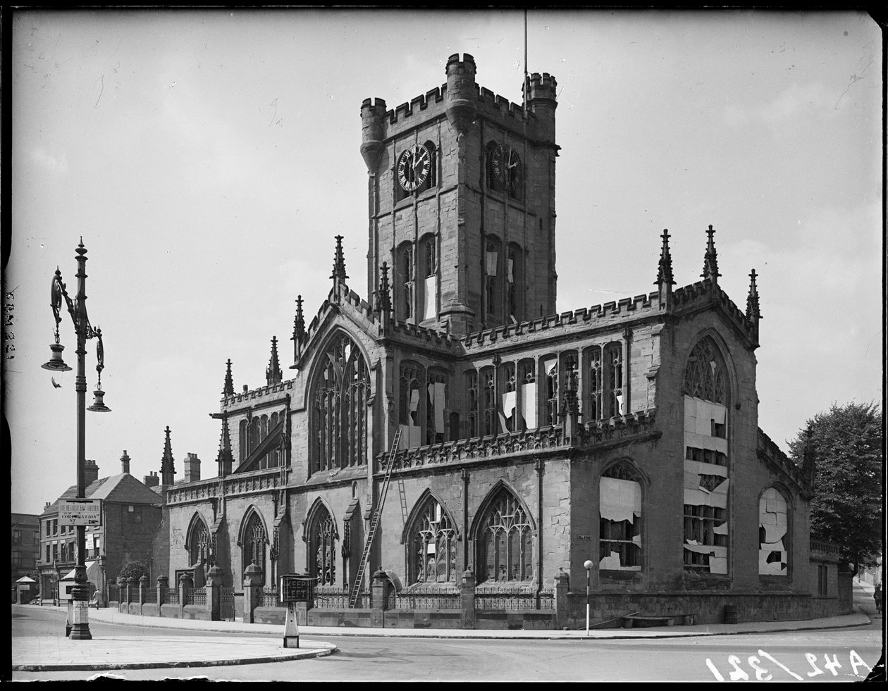 Kostel svatého Jana Křtitele, Fleet Street, Bablake, Coventry, 1941. od George Bernard Mason