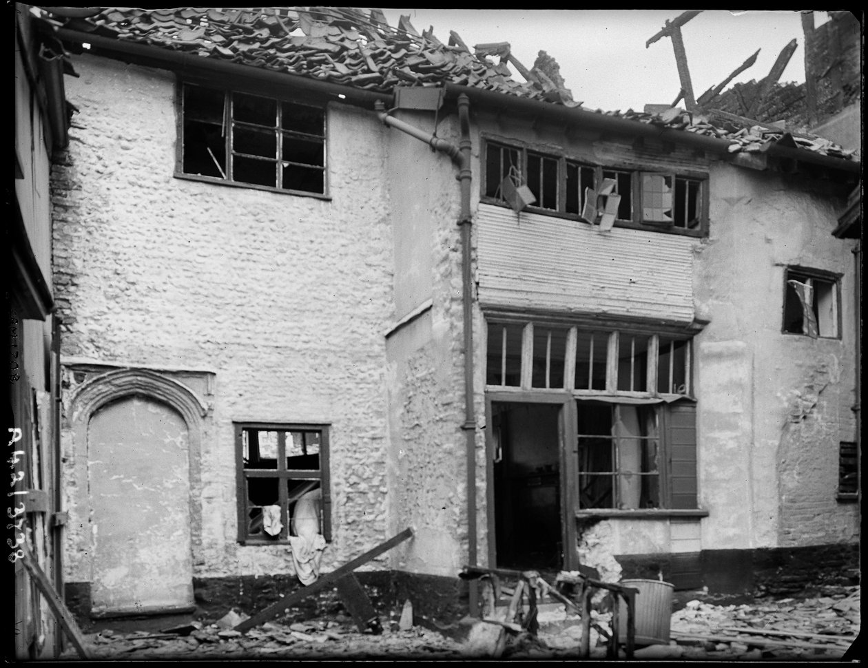 The Great Hall, 127 Oak Street, Norwich, Norfolk, 1942. od George Bernard Mason