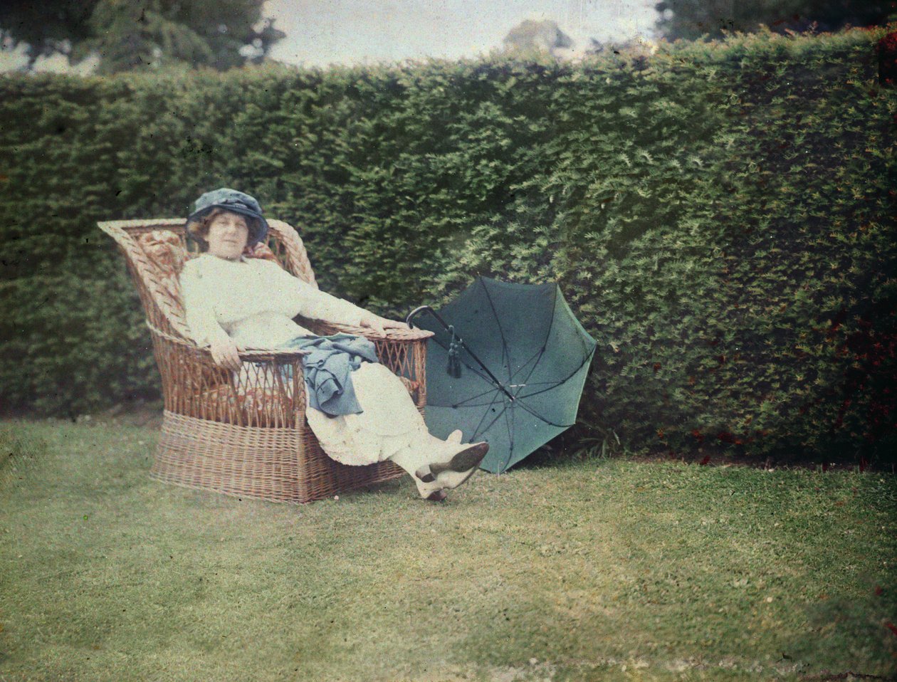 Žena sedící v zahradní židli (autochrom) od George Bernard Shaw