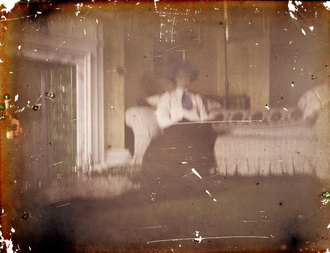Žena sedící na pohovce, c. 1910 (autochrom) od George Bernard Shaw