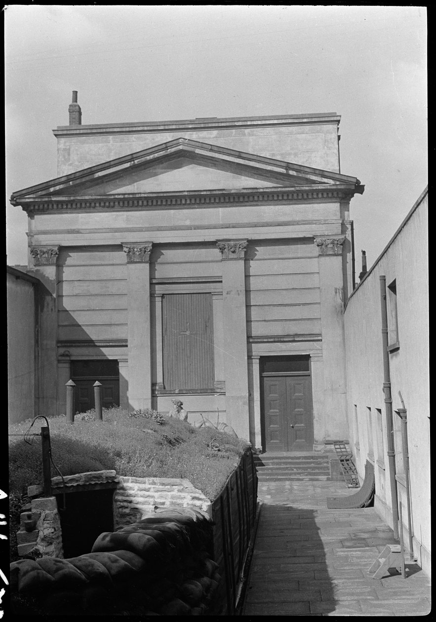 Kaple v Hull Trinity House a socha mimo východní frontu, Kingston upon Hull, 1941. od George Bernard Wood