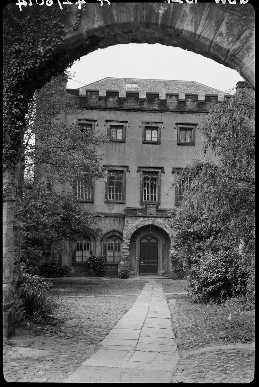Zeď s obloukem před č. 9, The College, County Durham, 1942. od George Bernard Wood