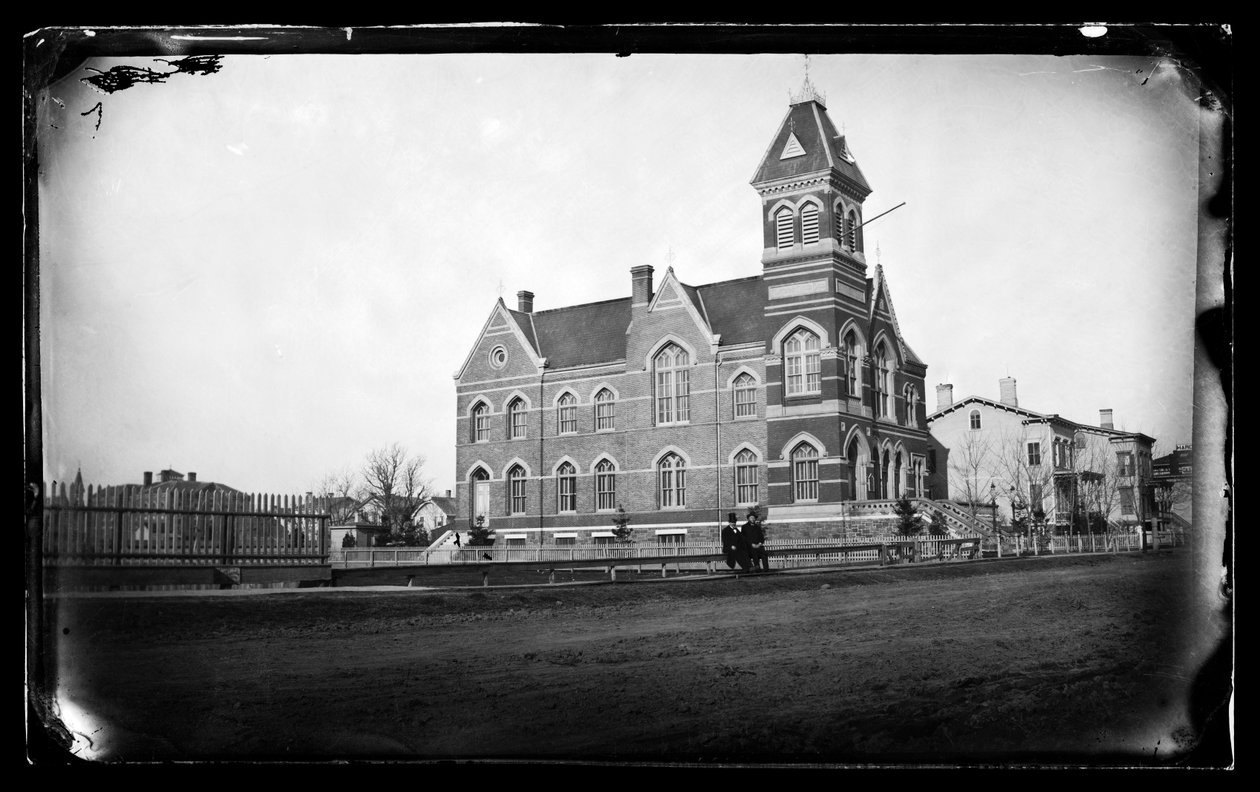 Town Hall, Flatbush, Brooklyn, cca 1872-87 (mokrý kolodiový negativní) od George Bradford Brainerd