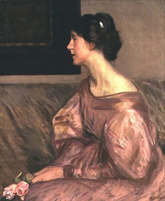 Portrét dámy sedící, poloviční z profilu, držící dvě růžové růže a na sobě růžové šaty od George Clausen