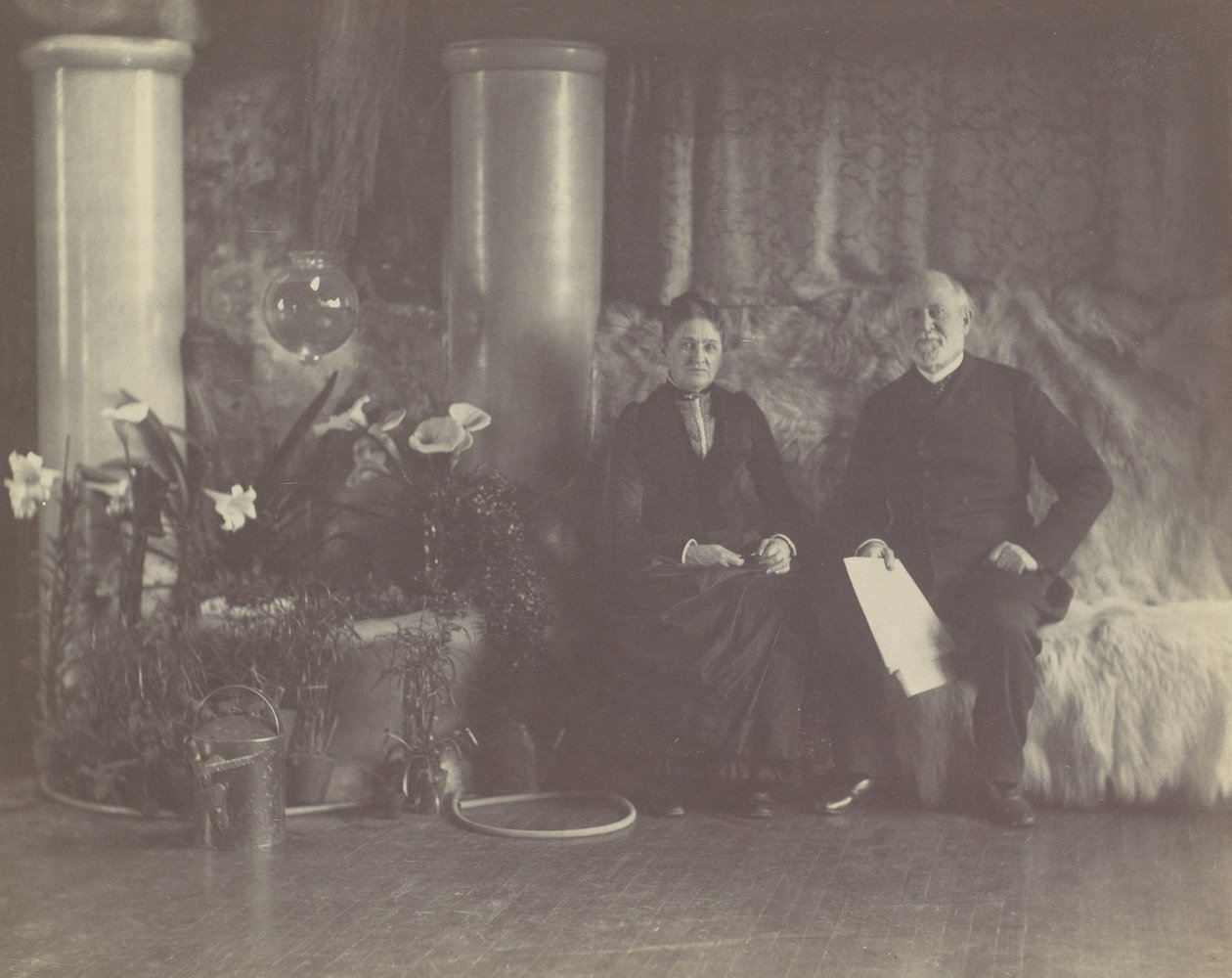 Pan a paní Charles E. Tiffany ve studiu Louis C. Tiffanyho, ca. 1890. od George Collins Cox