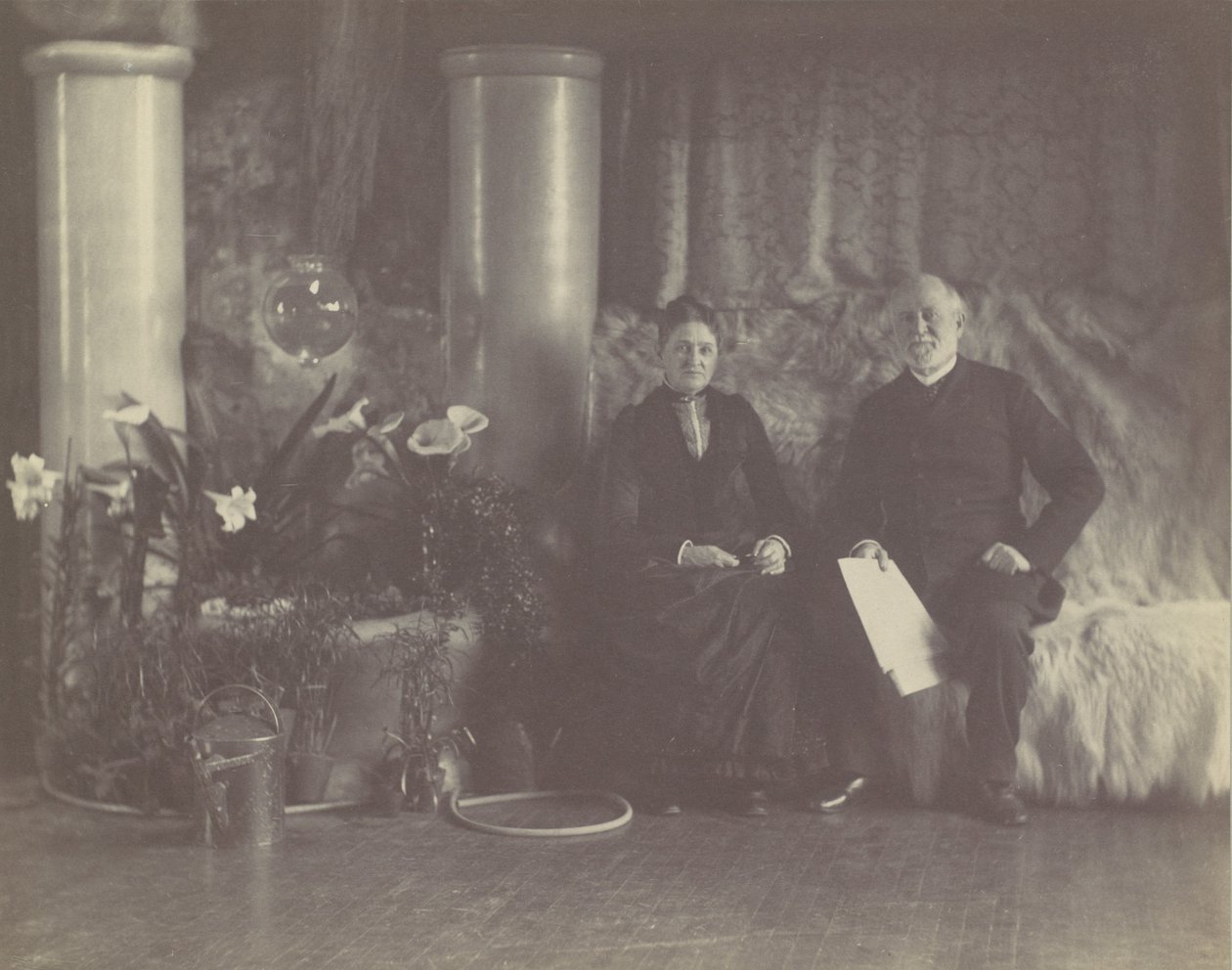 Pan a paní Charles L. Tiffany ve studiu Louis C. Tiffanyho, ca. 1890. od George Collins Cox