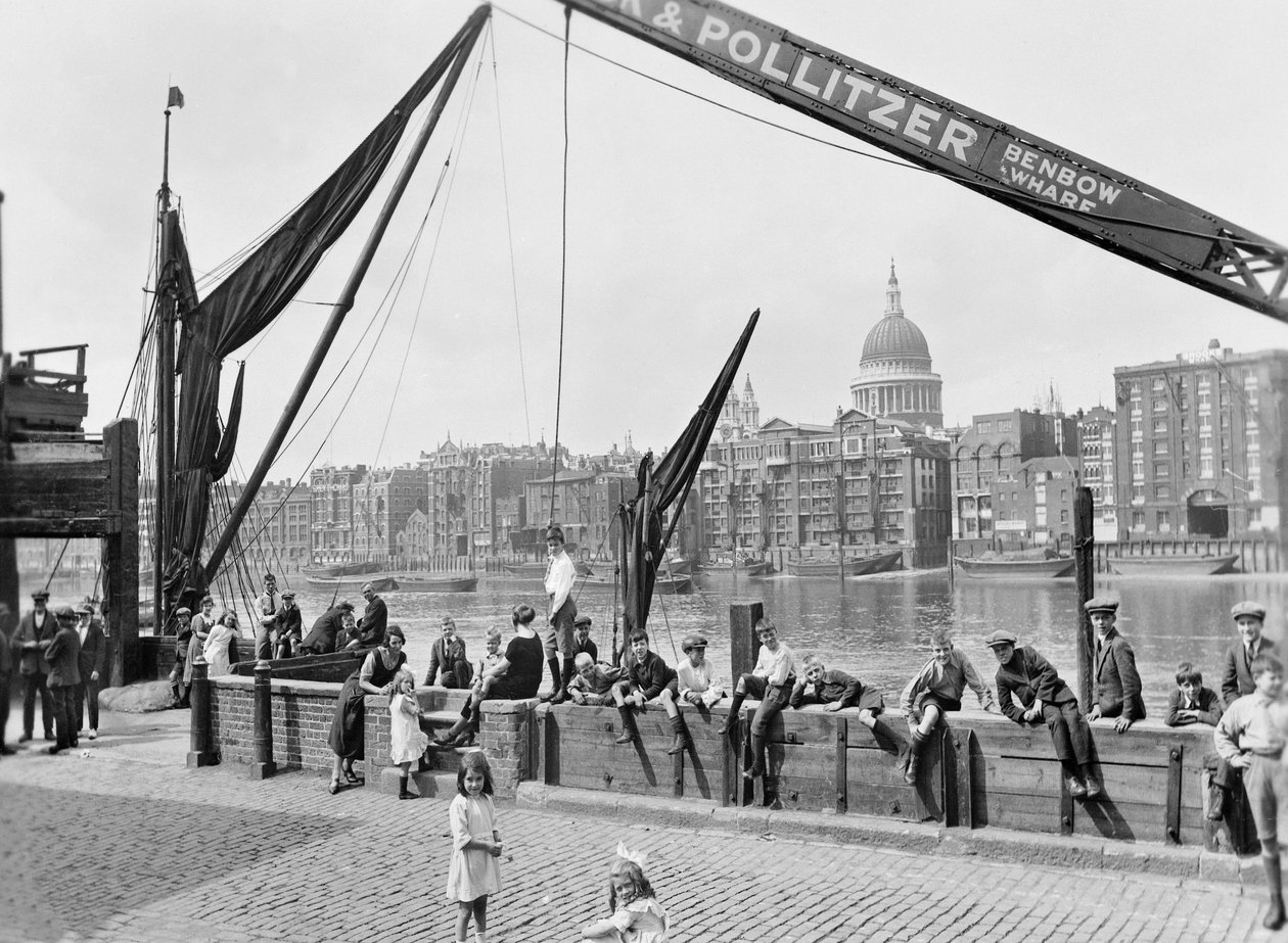 Bankside, západně od Southwark Bridge, Londýn, počátek 30. let 20. století od George Davison Reid