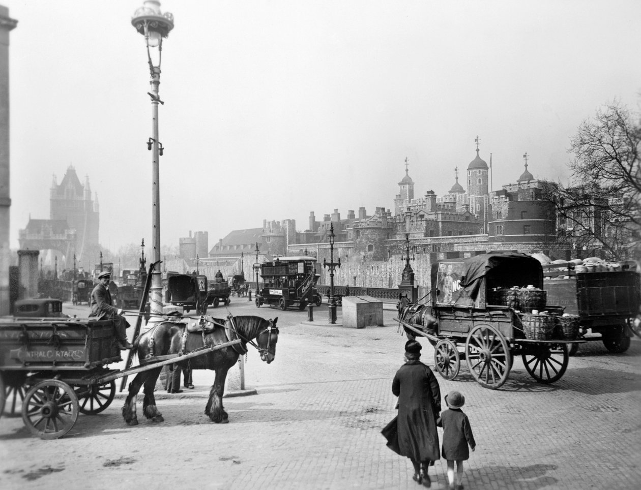 Vozíky před Tower of London, c1930 od George Davison Reid