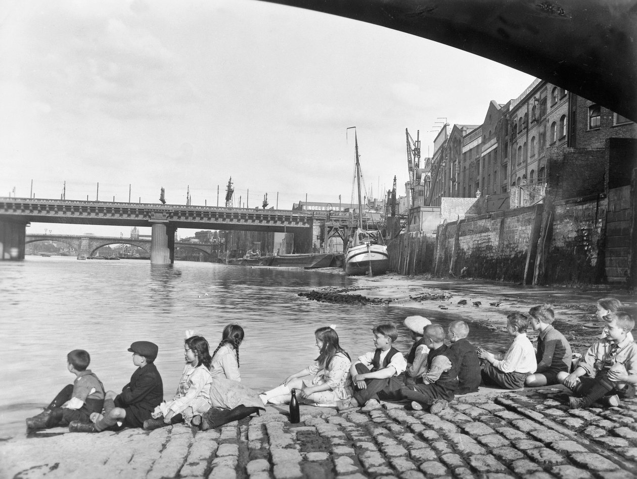Děti na dlážděné hrázi pod mostem Southwark, Londýn, c1930 od George Davison Reid